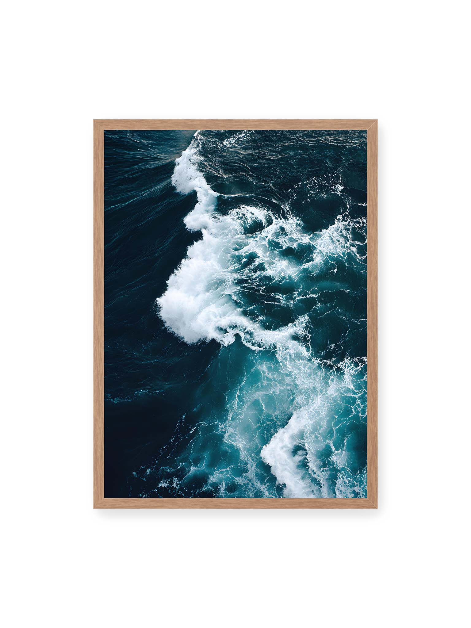 50x70 cm, Eichenrahmen – Die Kraft des Ozeans in einer Aufnahme, die Wellen und Schaum in tiefblau und weiß zeigt.