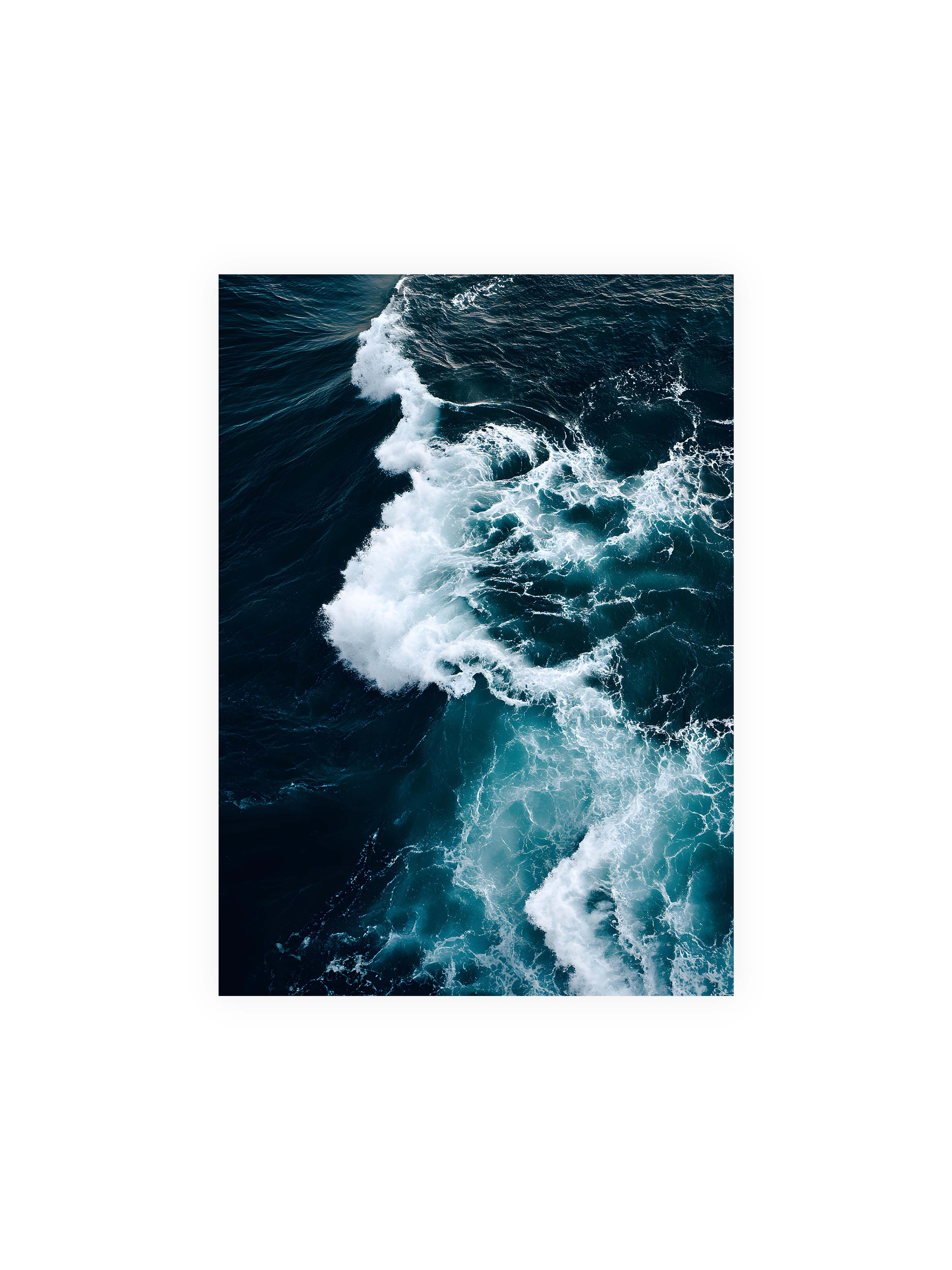 50x70 cm ohne Galerie-Rand ohne Rahmen – Die Kraft des Ozeans in einer Aufnahme, die Wellen und Schaum in tiefblau und weiß zeigt.