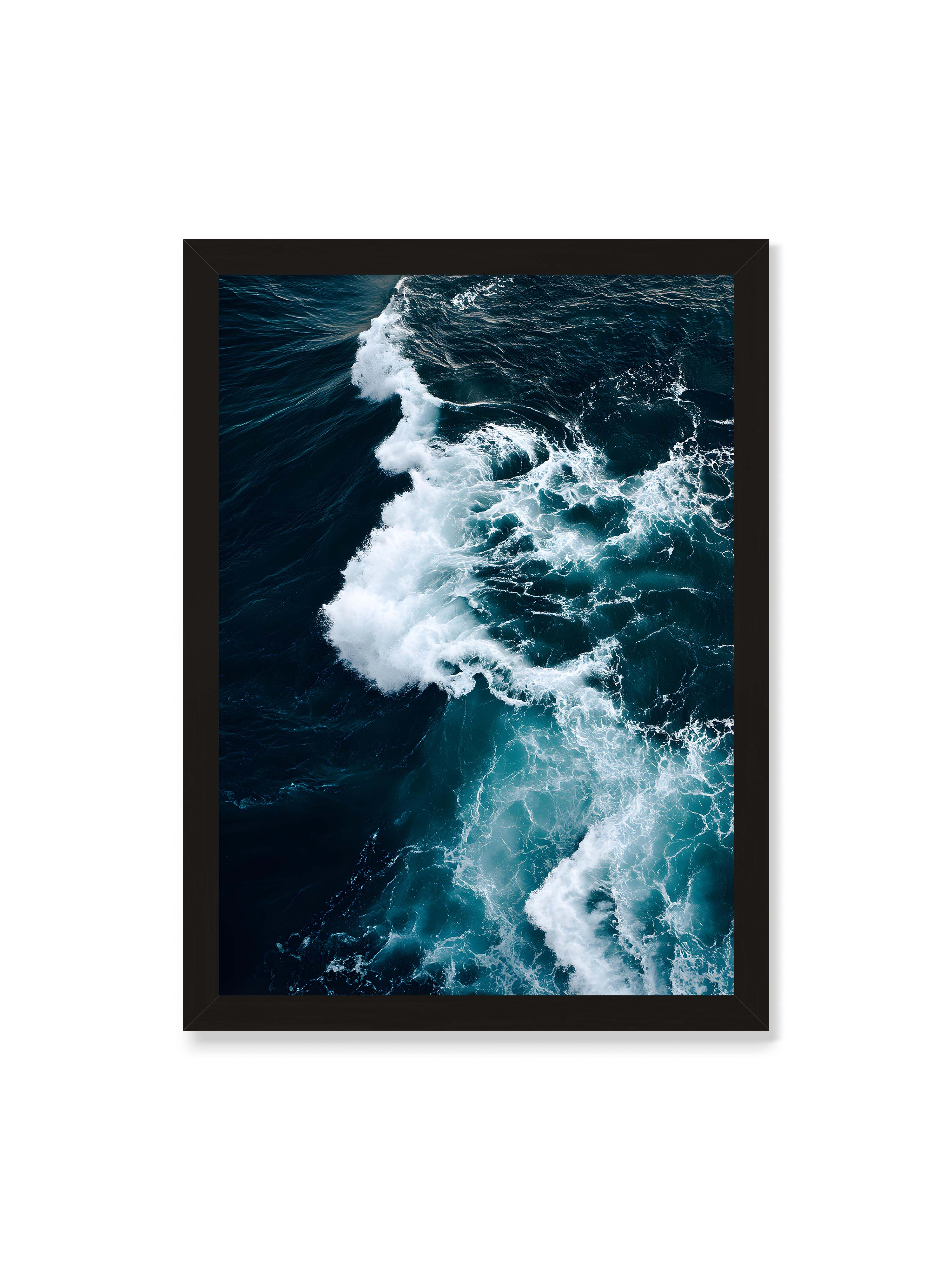 50x70 cm ohne Galerie-Rand mit schwarzem Rahmen – Die Kraft des Ozeans in einer Aufnahme, die Wellen und Schaum in tiefblau und weiß zeigt.