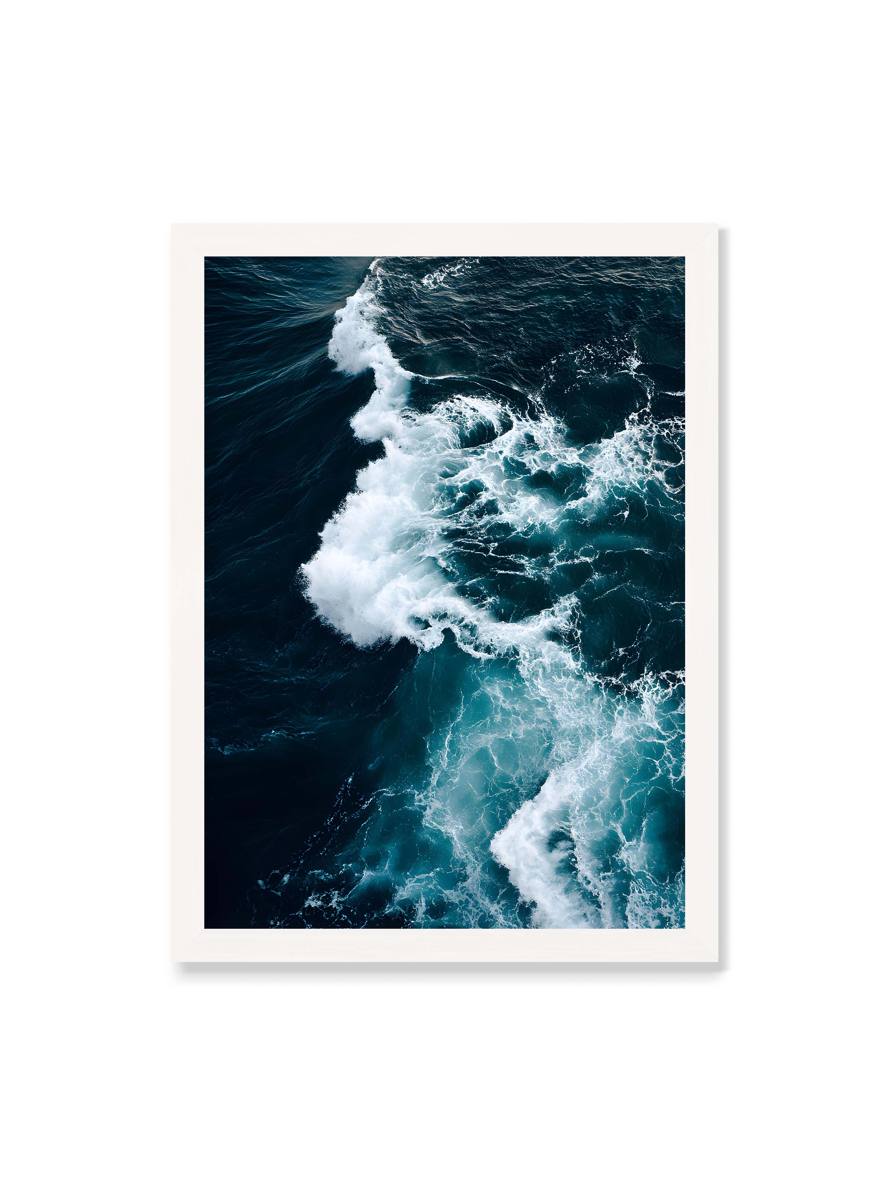 50x70 cm ohne Galerie-Rand mit weißem Rahmen – Die Kraft des Ozeans in einer Aufnahme, die Wellen und Schaum in tiefblau und weiß zeigt.