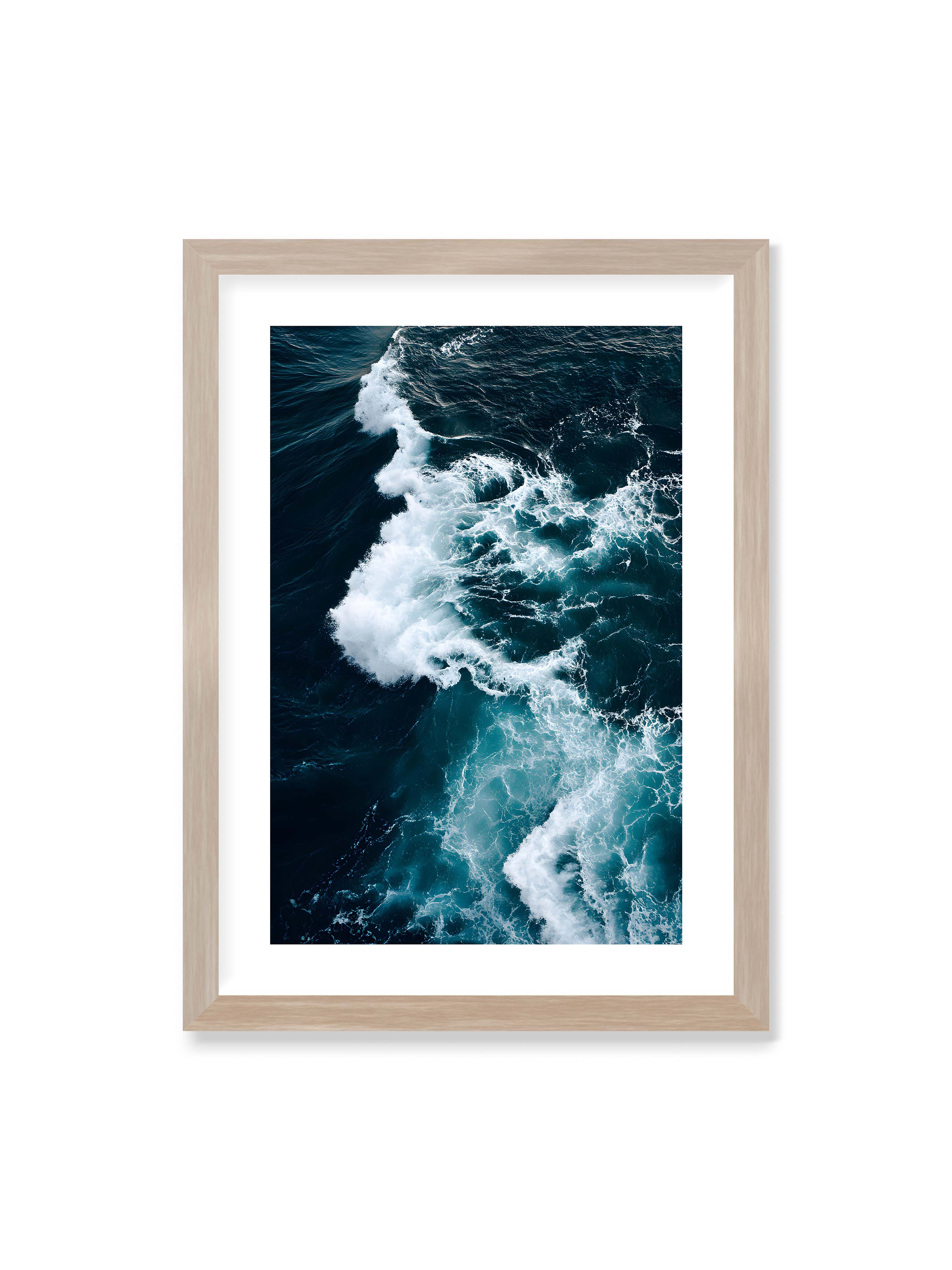 50x70 cm mit weißem Galerie-Rand im Eichenrahmen – Die Kraft des Ozeans in einer Aufnahme, die Wellen und Schaum in tiefblau und weiß zeigt.