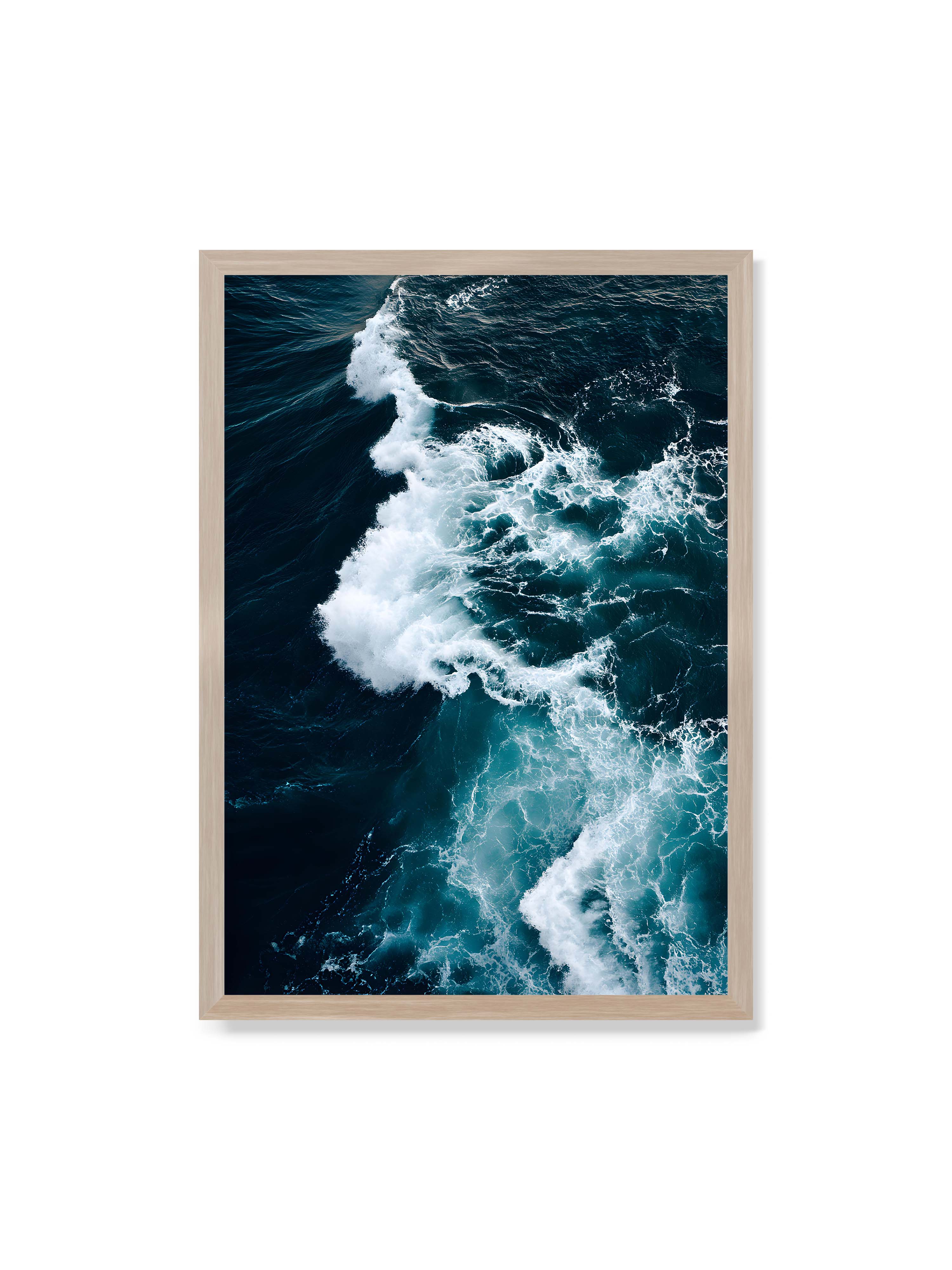 70x100 cm ohne Galerie-Rand im Eichenrahmen – Die Kraft des Ozeans in einer Aufnahme, die Wellen und Schaum in tiefblau und weiß zeigt.