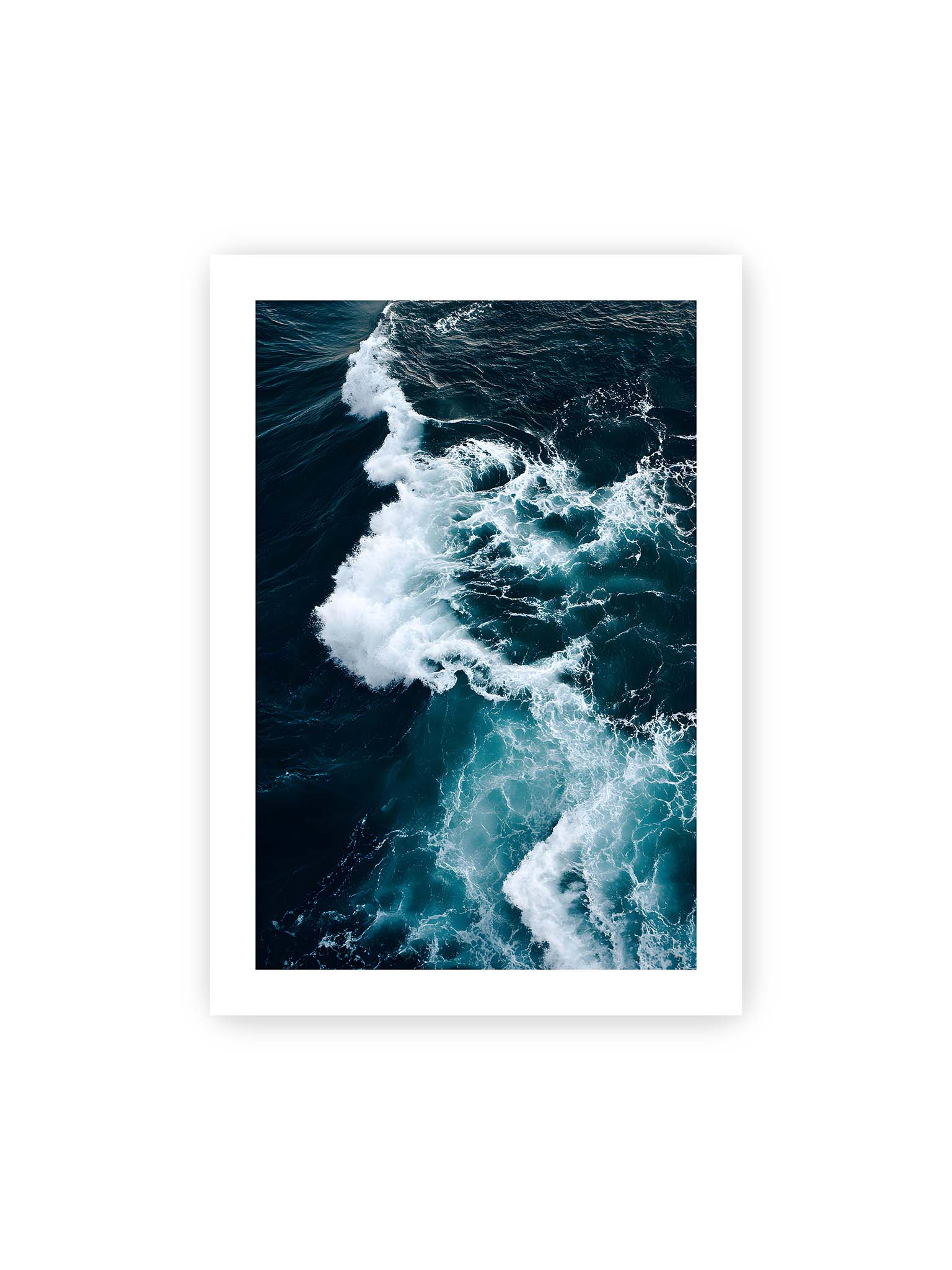 70x100 cm, weißer Galerie-Rand – Die Kraft des Ozeans in einer Aufnahme, die Wellen und Schaum in tiefblau und weiß zeigt.