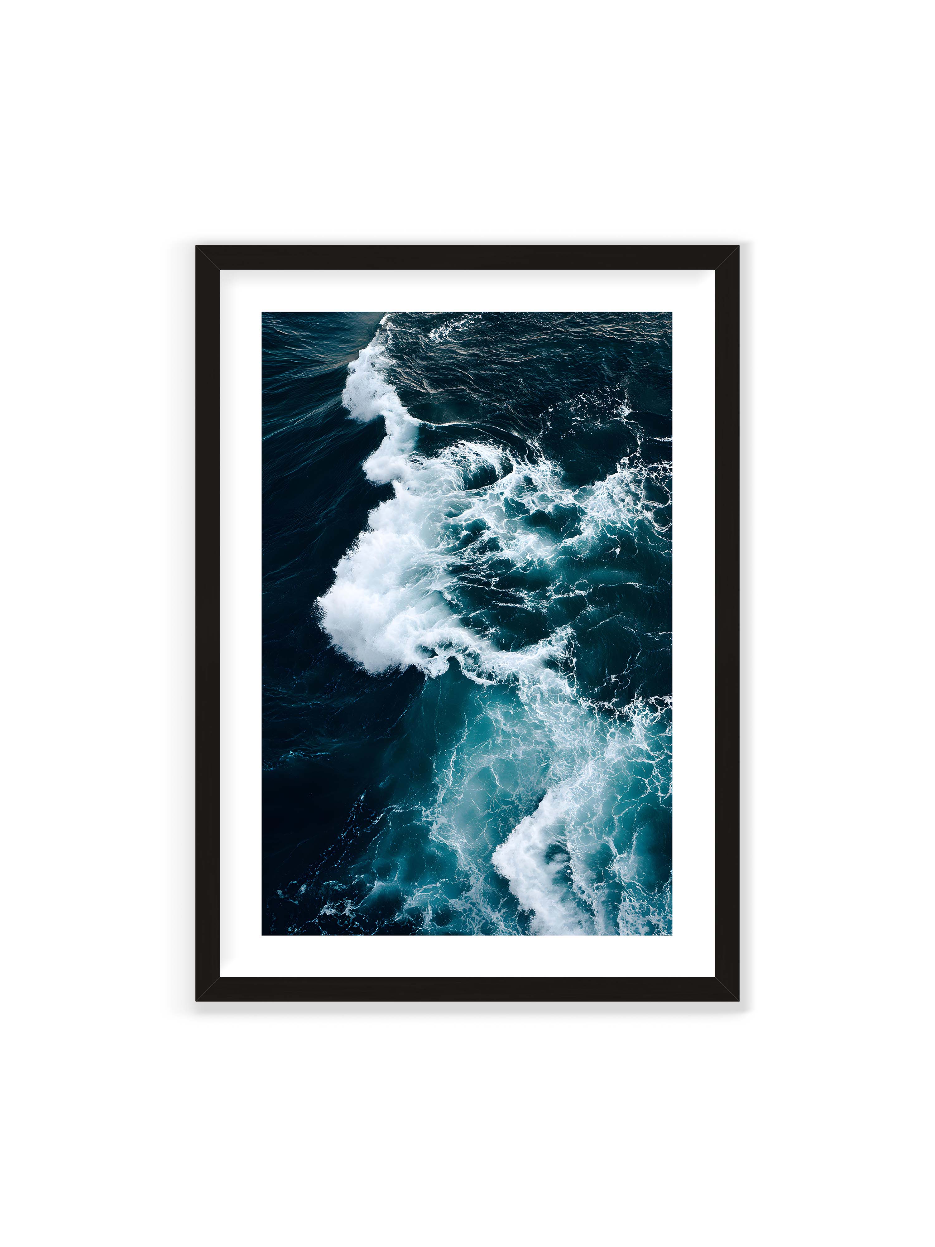70x100 cm mit weißem Galerie-Rand mit schwarzem Rahmen – Die Kraft des Ozeans in einer Aufnahme, die Wellen und Schaum in tiefblau und weiß zeigt.