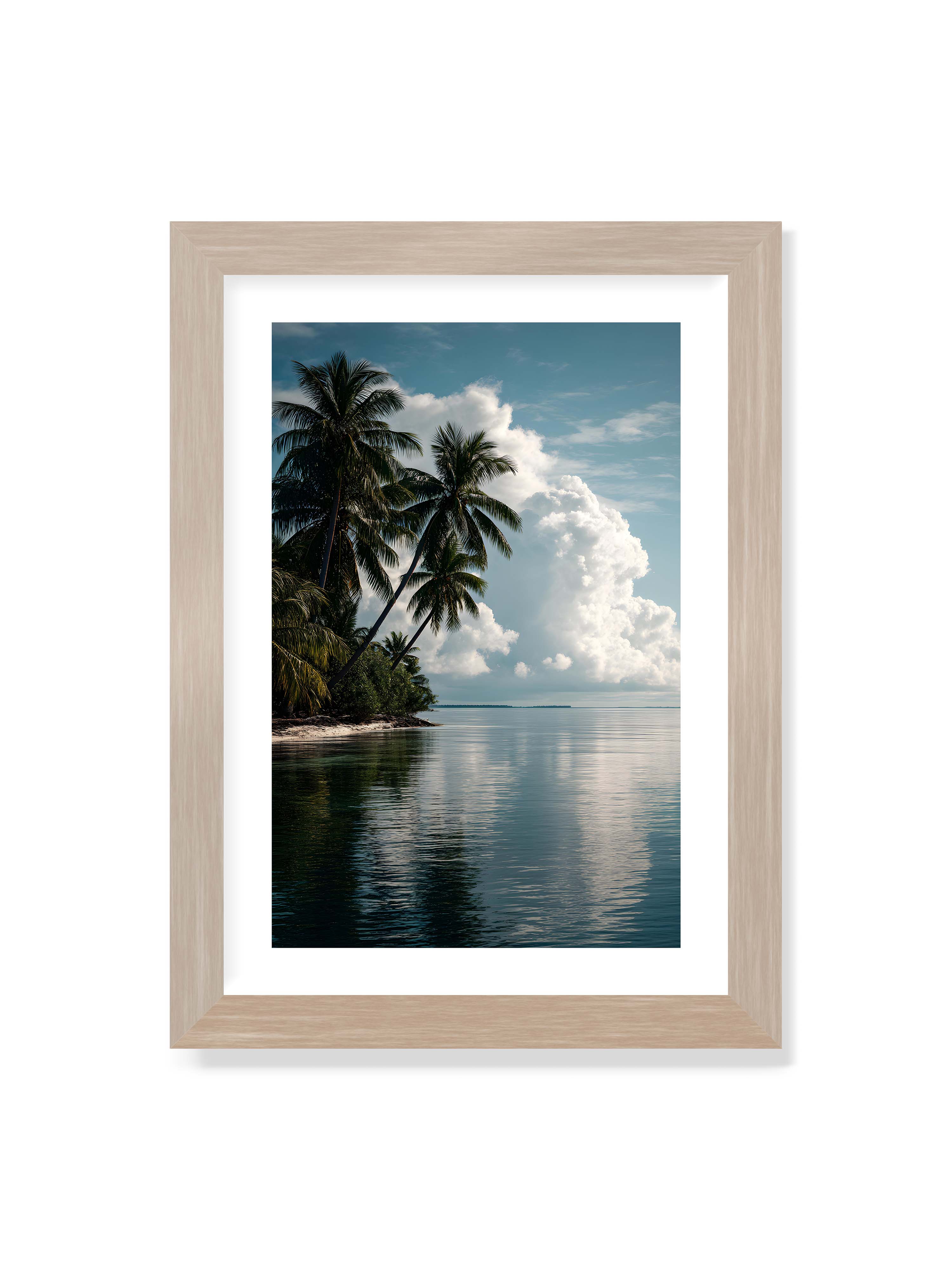 21x30 cm mit weißem Galerie-Rand im Eichenrahmen – Tropische Küste mit Palmen und Spiegelung des Himmels im ruhigen Wasser.