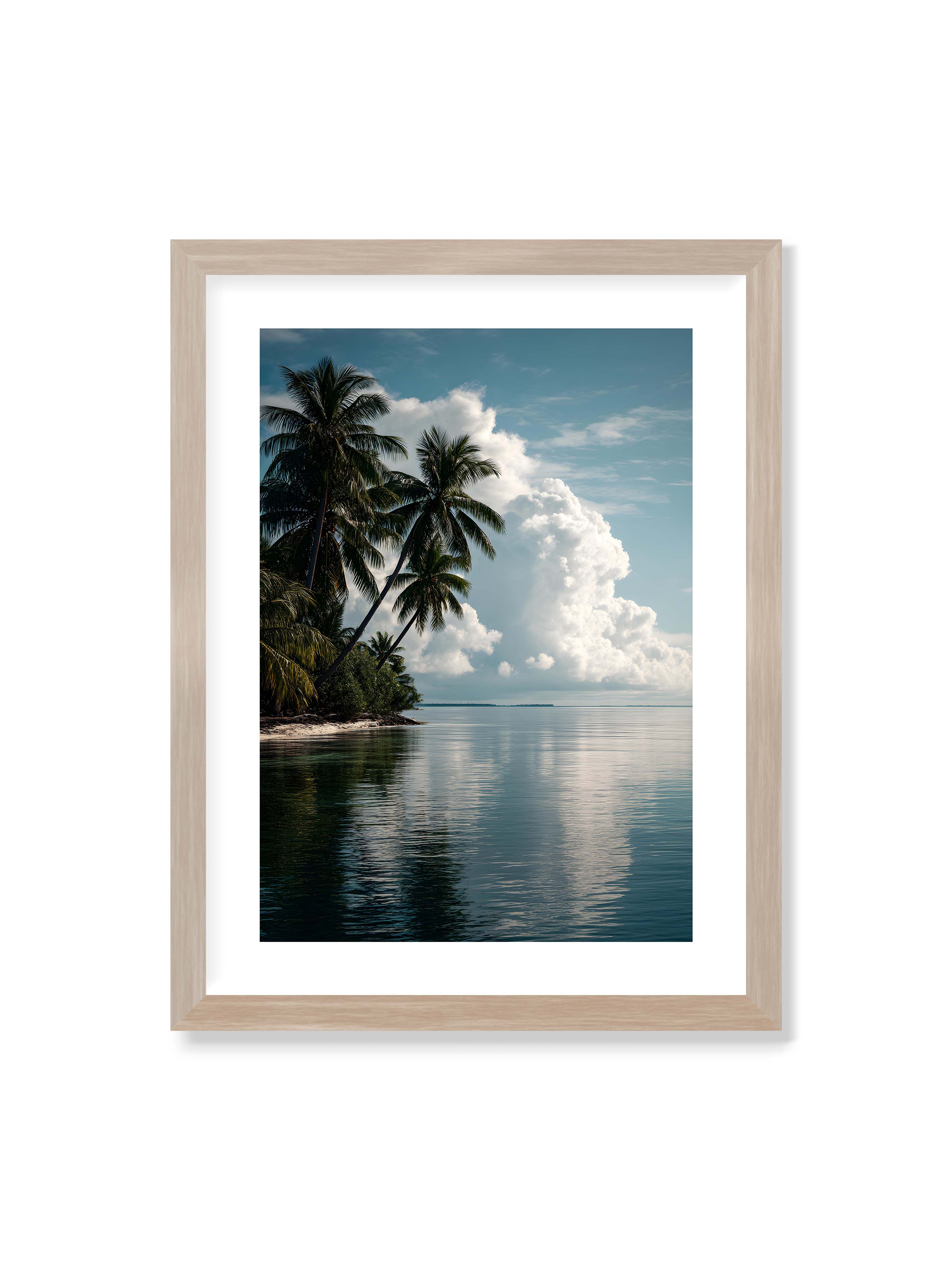 30x40 cm mit weißem Galerie-Rand im Eichenrahmen – Tropische Küste mit Palmen und Spiegelung des Himmels im ruhigen Wasser.