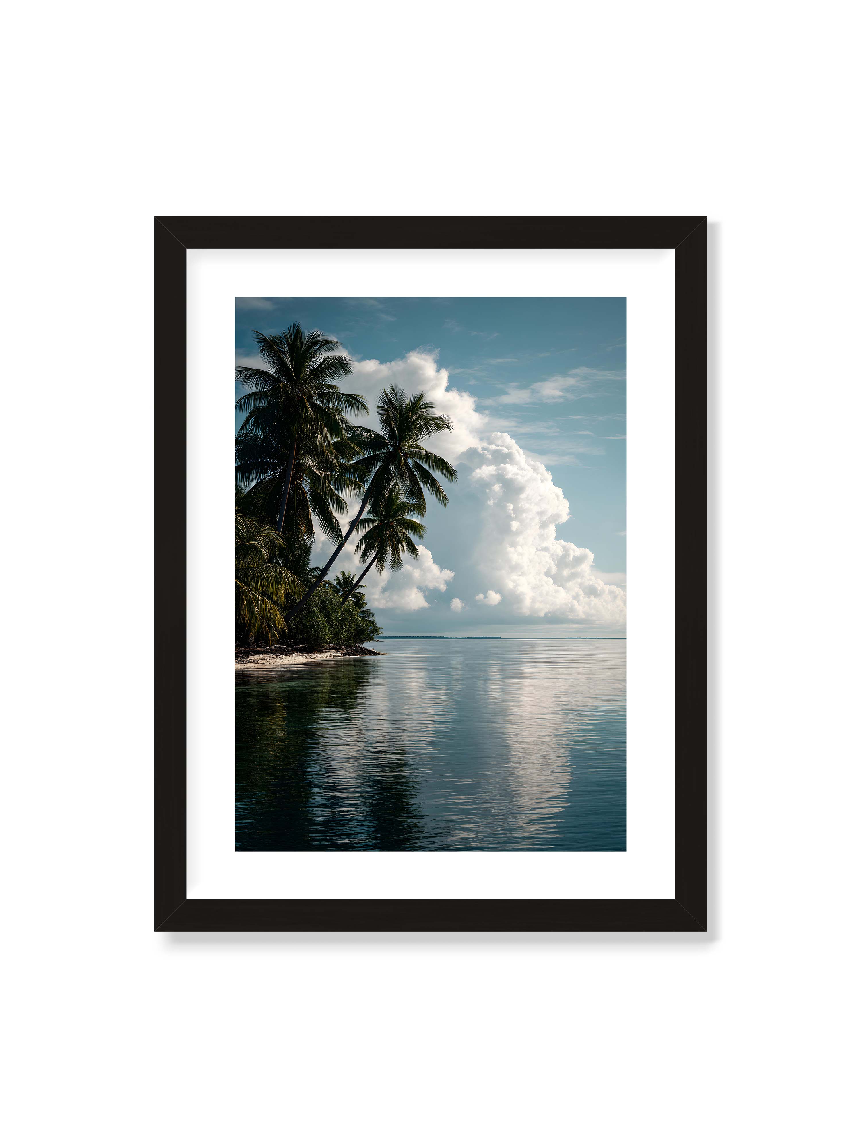 30x40 cm mit weißem Galerie-Rand mit schwarzem Rahmen – Tropische Küste mit Palmen und Spiegelung des Himmels im ruhigen Wasser.
