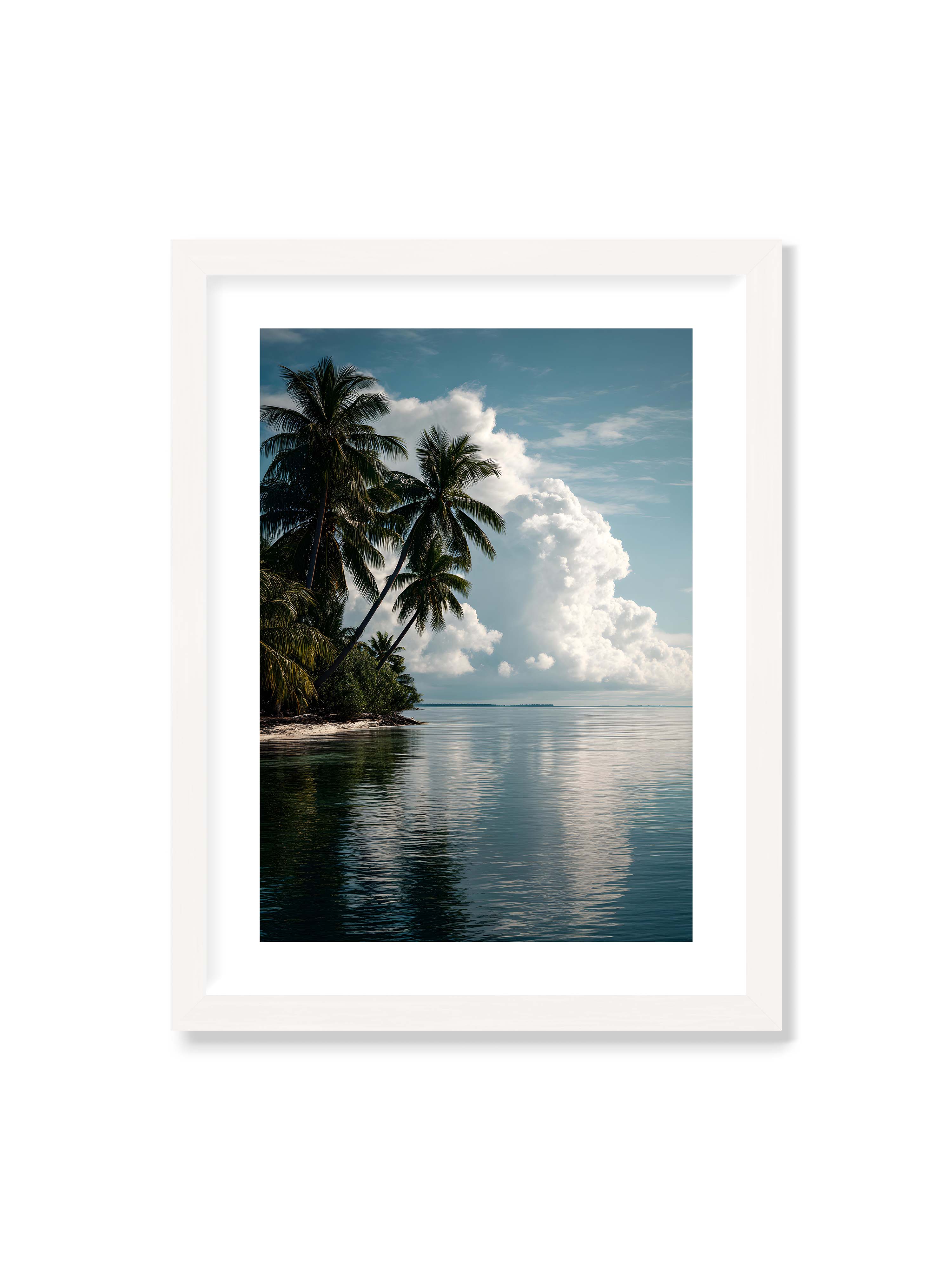 30x40 cm mit weißem Galerie-Rand mit weißem Rahmen – Tropische Küste mit Palmen und Spiegelung des Himmels im ruhigen Wasser.