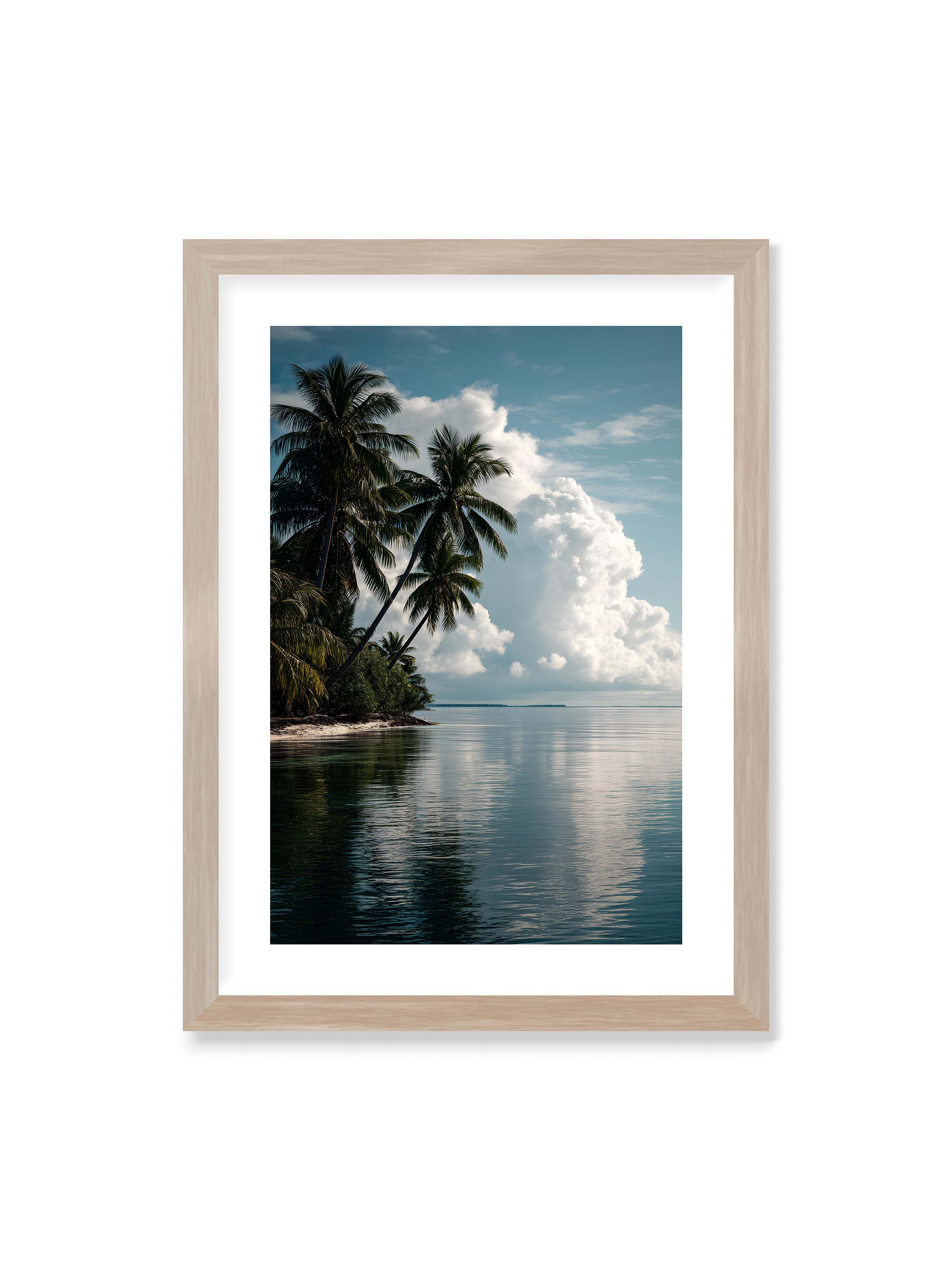 50x70 cm mit weißem Galerie-Rand im Eichenrahmen – Tropische Küste mit Palmen und Spiegelung des Himmels im ruhigen Wasser.