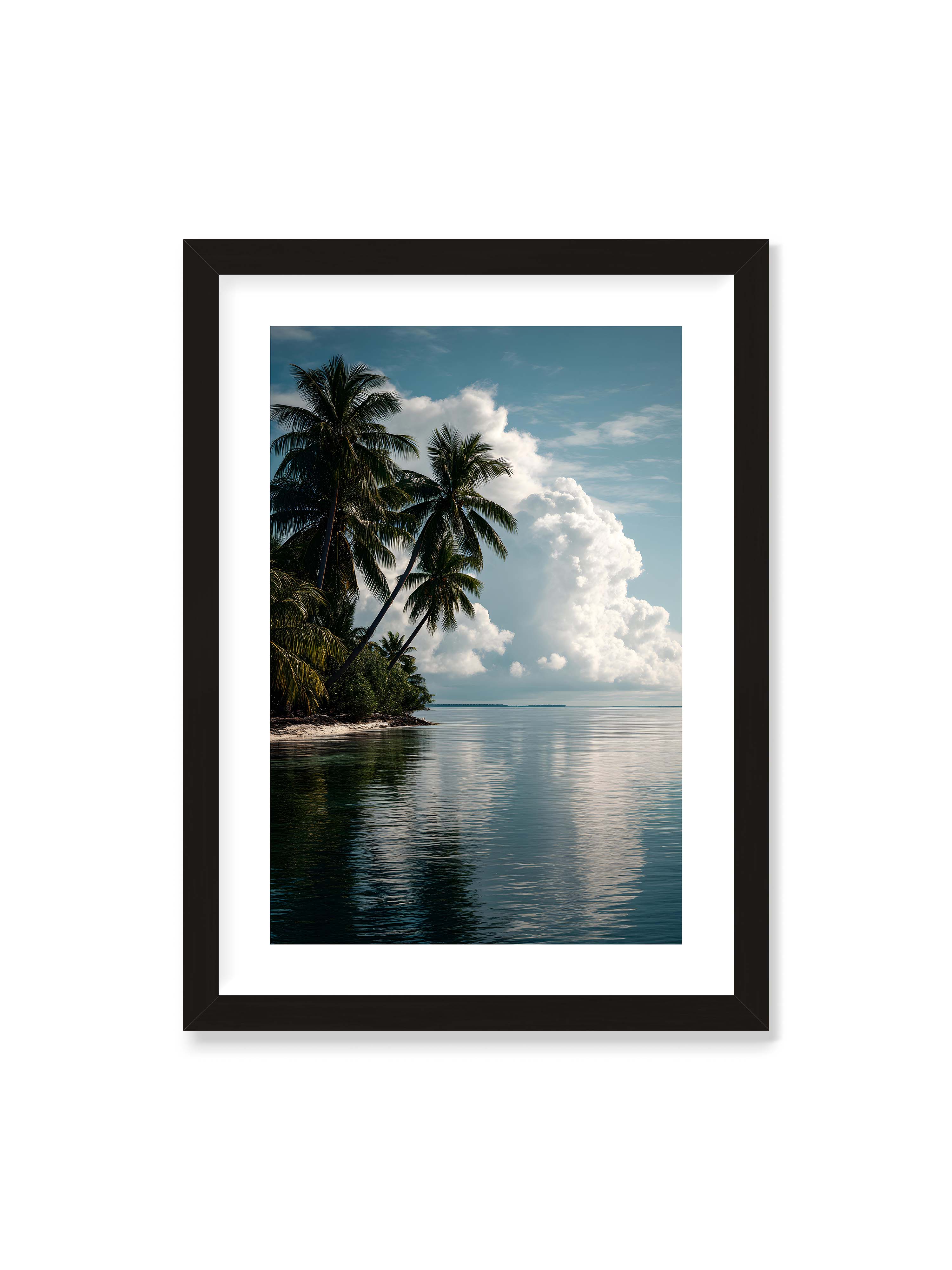 50x70 cm mit weißem Galerie-Rand mit schwarzem Rahmen – Tropische Küste mit Palmen und Spiegelung des Himmels im ruhigen Wasser.