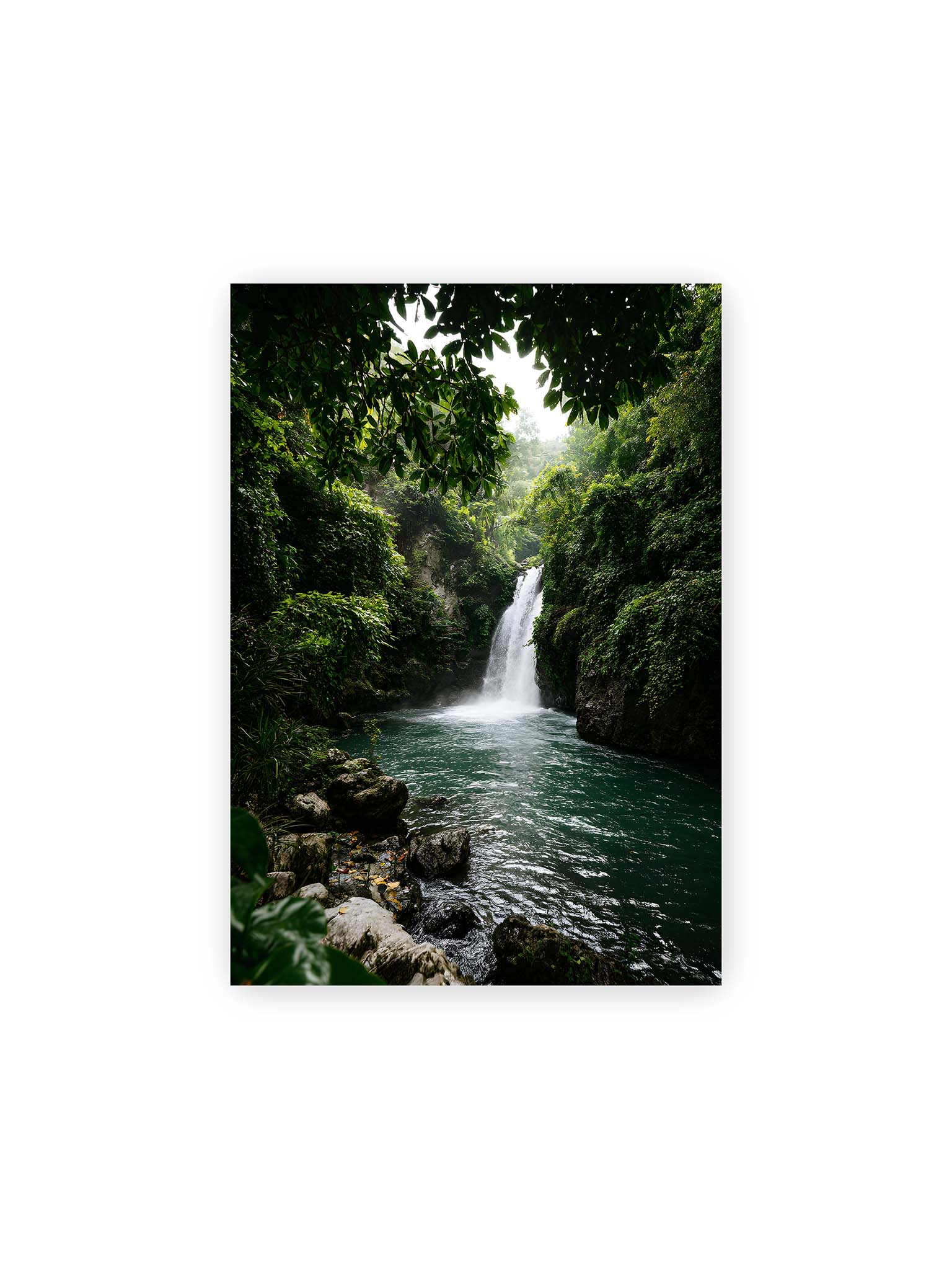 21x30 cm – Tropischer Wasserfall in einem üppigen Dschungel mit klarem Wasser und grüner Vegetation.