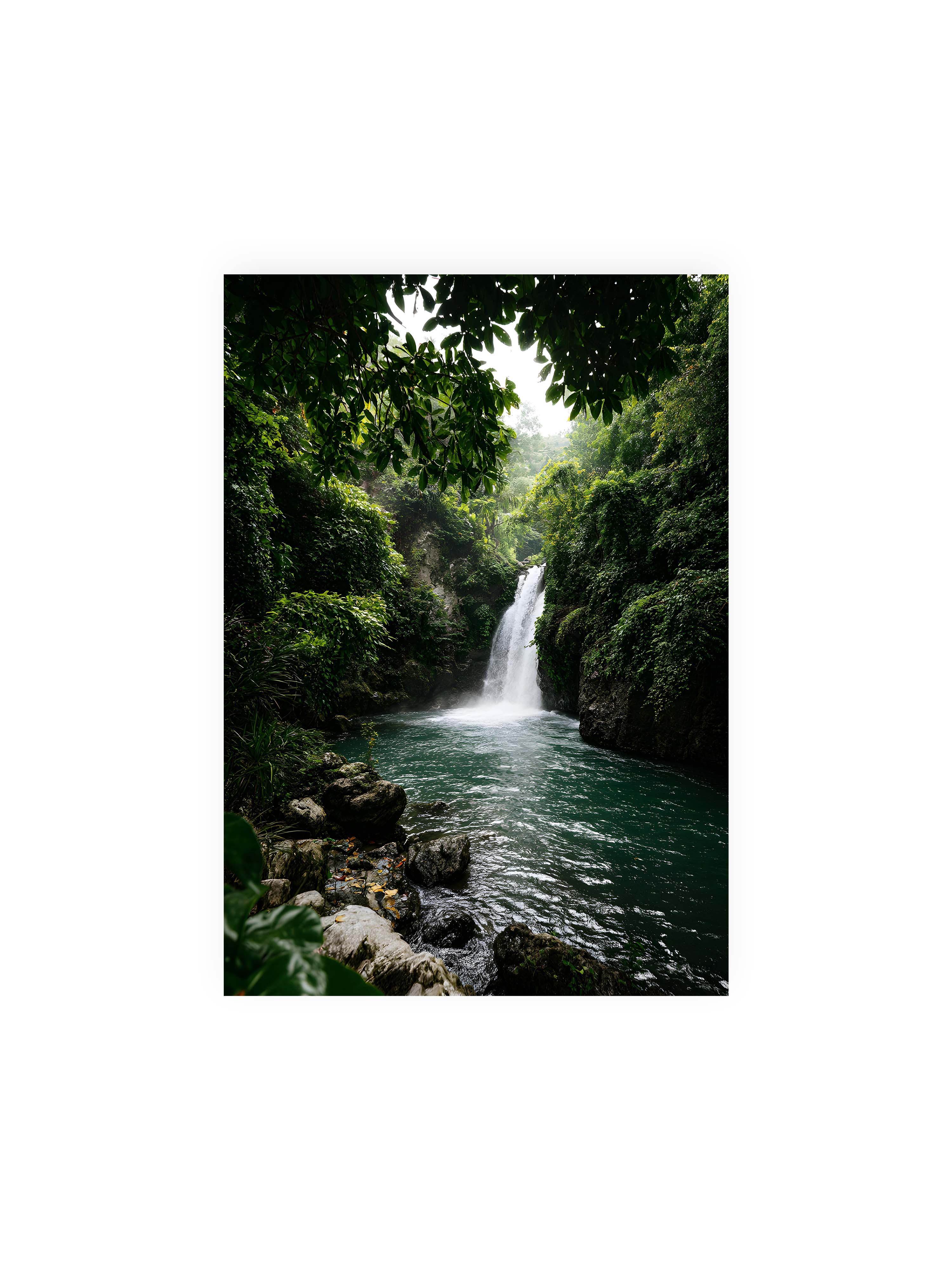 21x30 cm ohne Galerie-Rand ohne Rahmen – Tropischer Wasserfall in einem üppigen Dschungel mit klarem Wasser und grüner Vegetation.