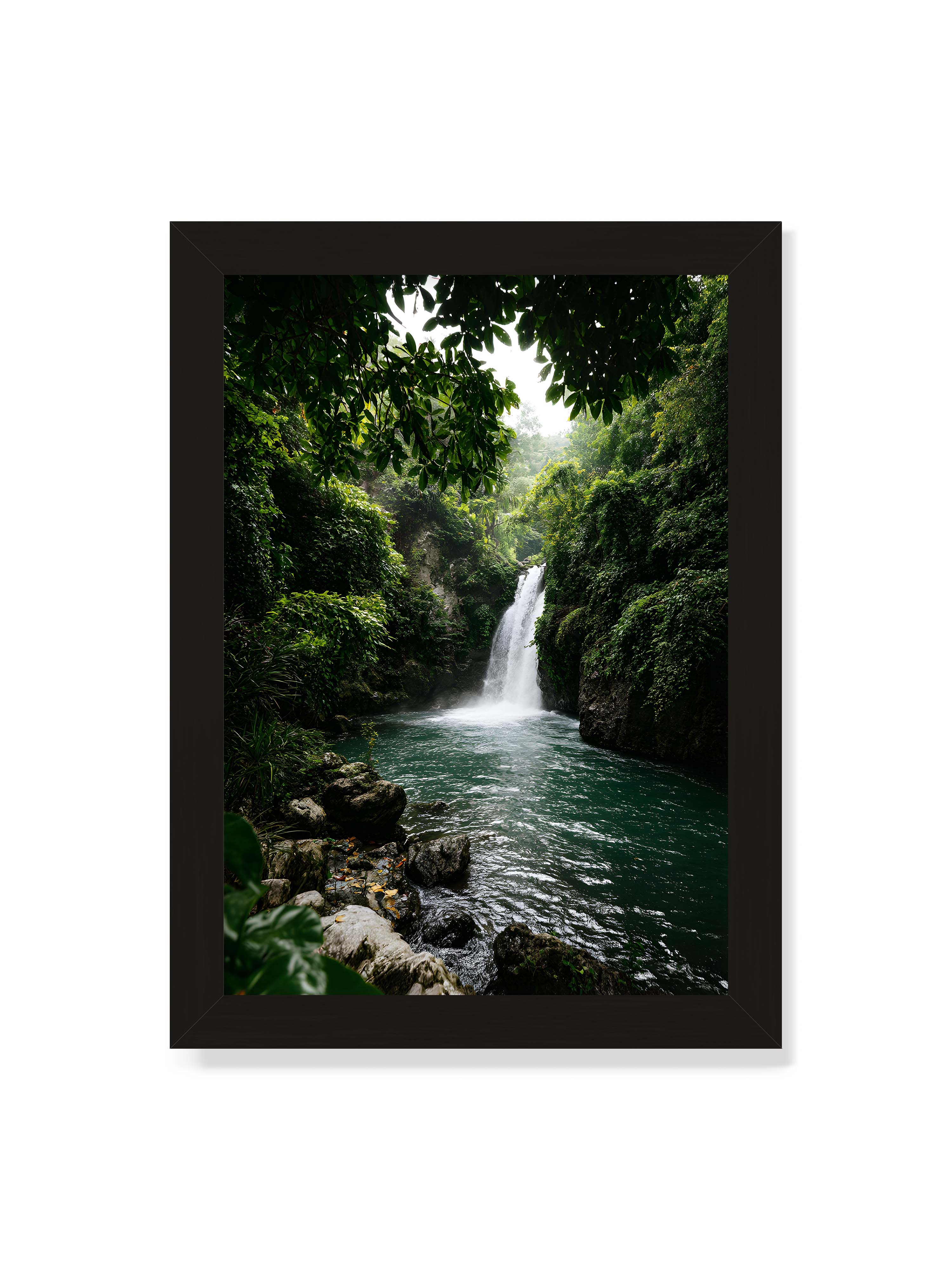 21x30 cm ohne Galerie-Rand mit schwarzem Rahmen – Tropischer Wasserfall in einem üppigen Dschungel mit klarem Wasser und grüner Vegetation.