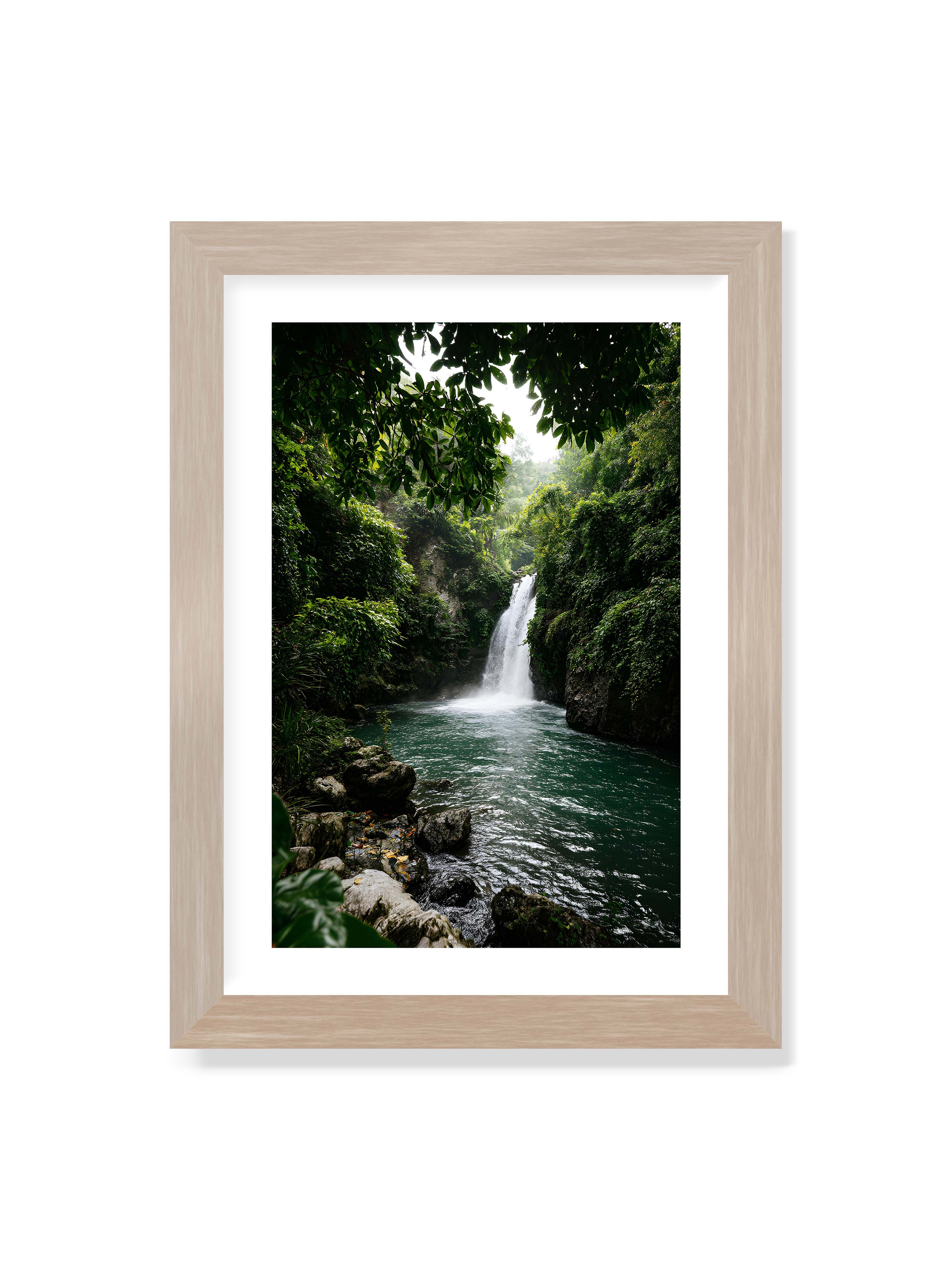 21x30 cm mit weißem Galerie-Rand im Eichenrahmen – Tropischer Wasserfall in einem üppigen Dschungel mit klarem Wasser und grüner Vegetation.