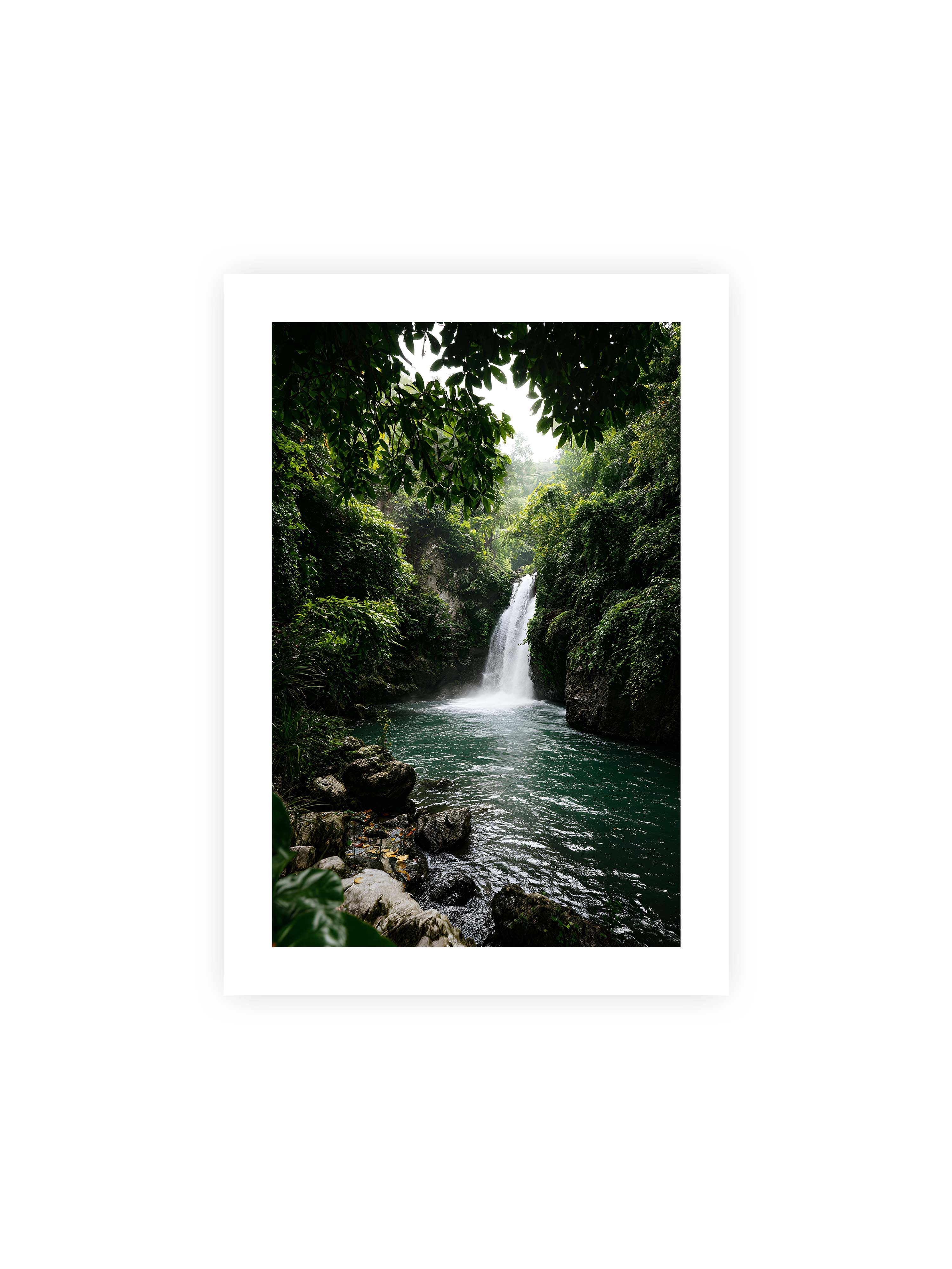 21x30 cm mit weißem Galerie-Rand ohne Rahmen – Tropischer Wasserfall in einem üppigen Dschungel mit klarem Wasser und grüner Vegetation.