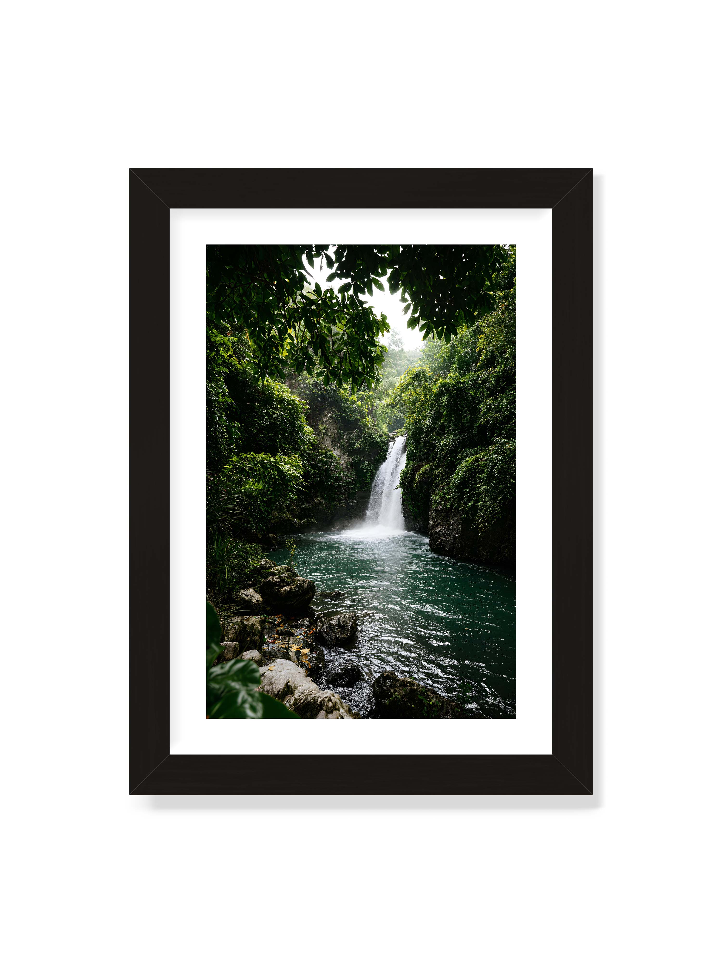 21x30 cm mit weißem Galerie-Rand mit schwarzem Rahmen – Tropischer Wasserfall in einem üppigen Dschungel mit klarem Wasser und grüner Vegetation.