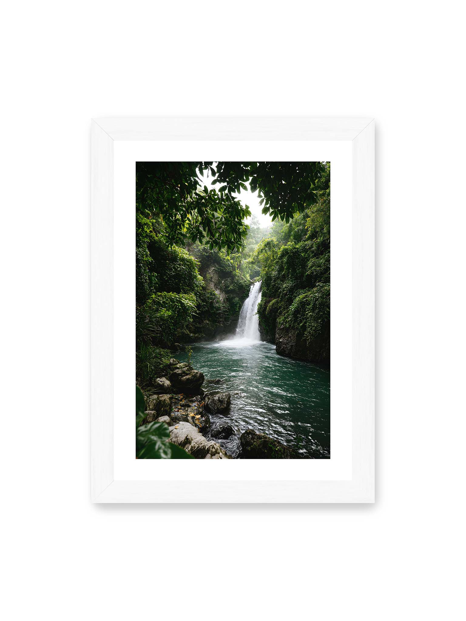 21x30 cm, weißer Galerie-Rand, weißer Rahmen – Tropischer Wasserfall in einem üppigen Dschungel mit klarem Wasser und grüner Vegetation.
