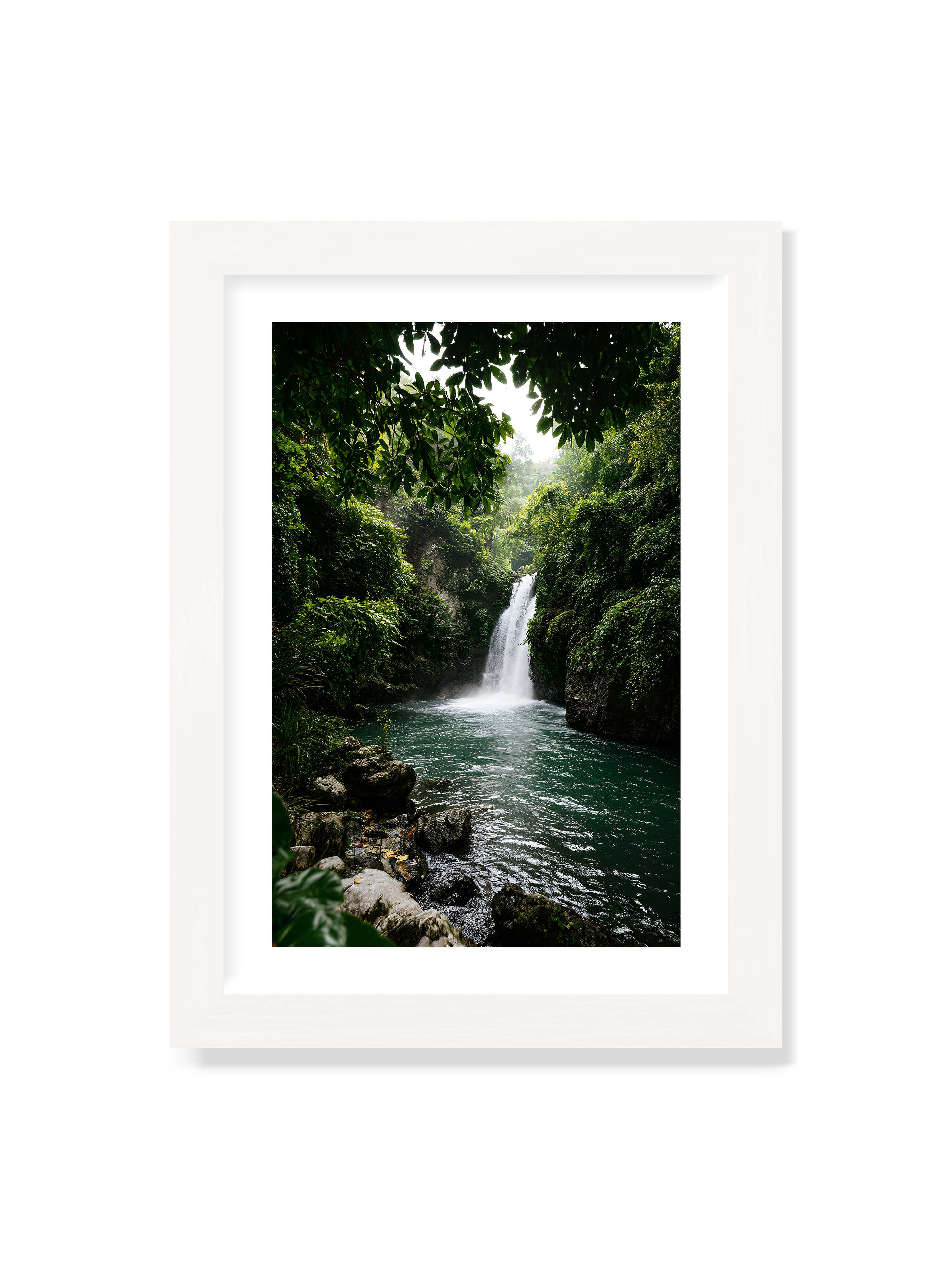 21x30 cm mit weißem Galerie-Rand mit weißem Rahmen – Tropischer Wasserfall in einem üppigen Dschungel mit klarem Wasser und grüner Vegetation.