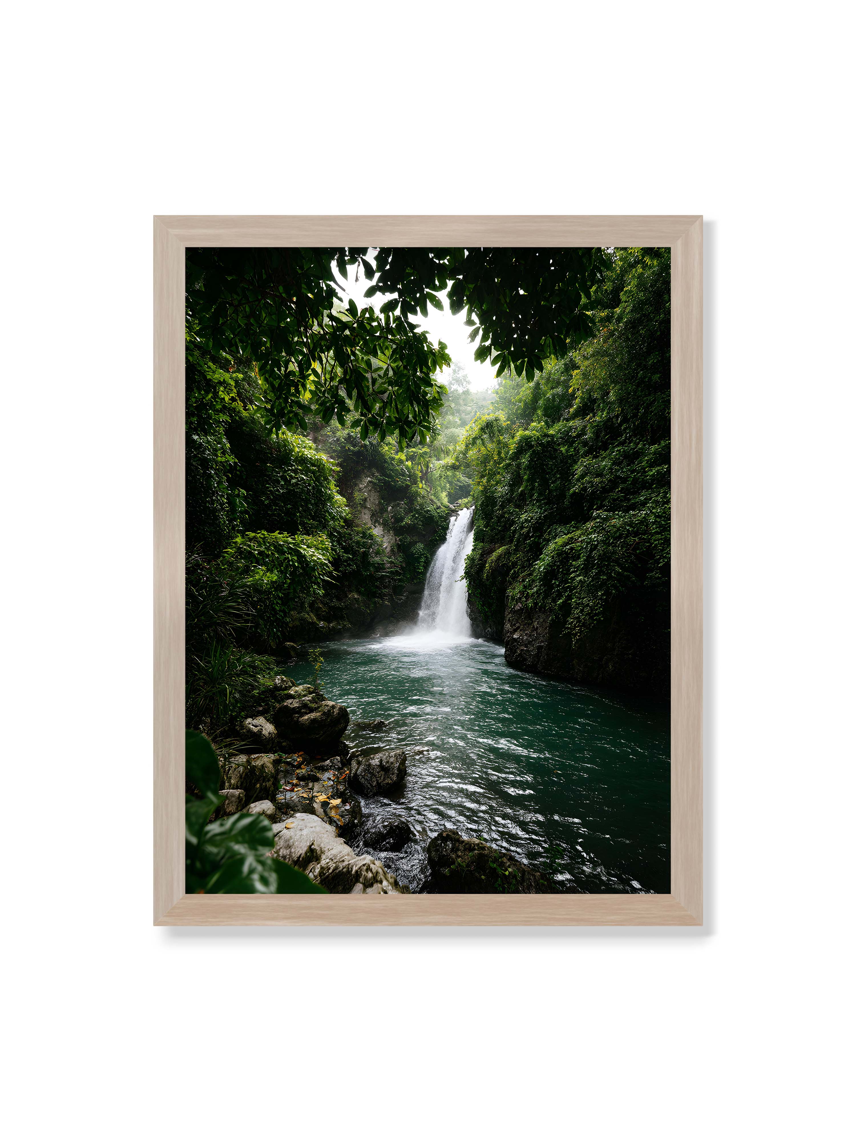 30x40 cm ohne Galerie-Rand im Eichenrahmen – Tropischer Wasserfall in einem üppigen Dschungel mit klarem Wasser und grüner Vegetation.