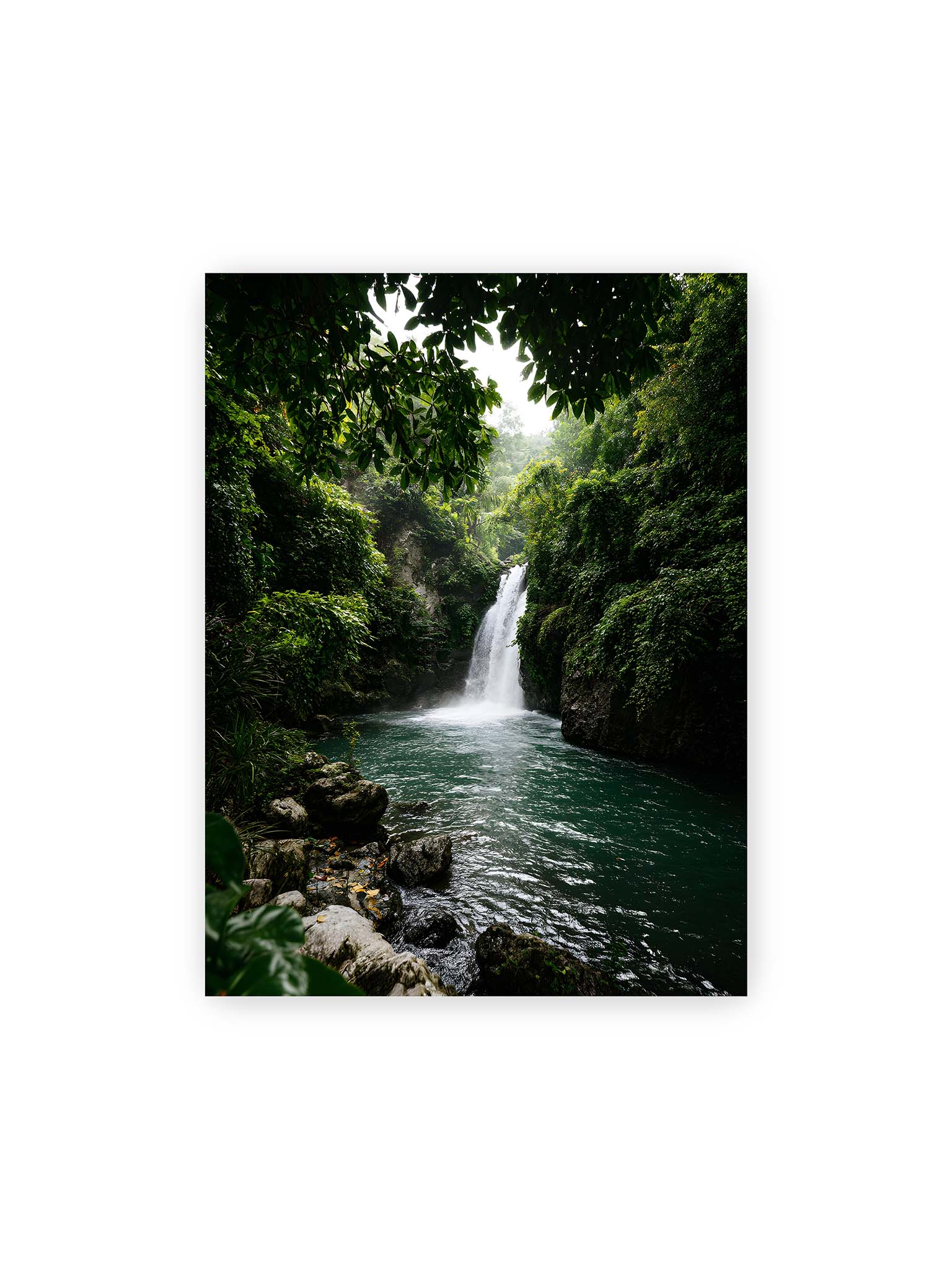 30x40 cm – Tropischer Wasserfall in einem üppigen Dschungel mit klarem Wasser und grüner Vegetation.