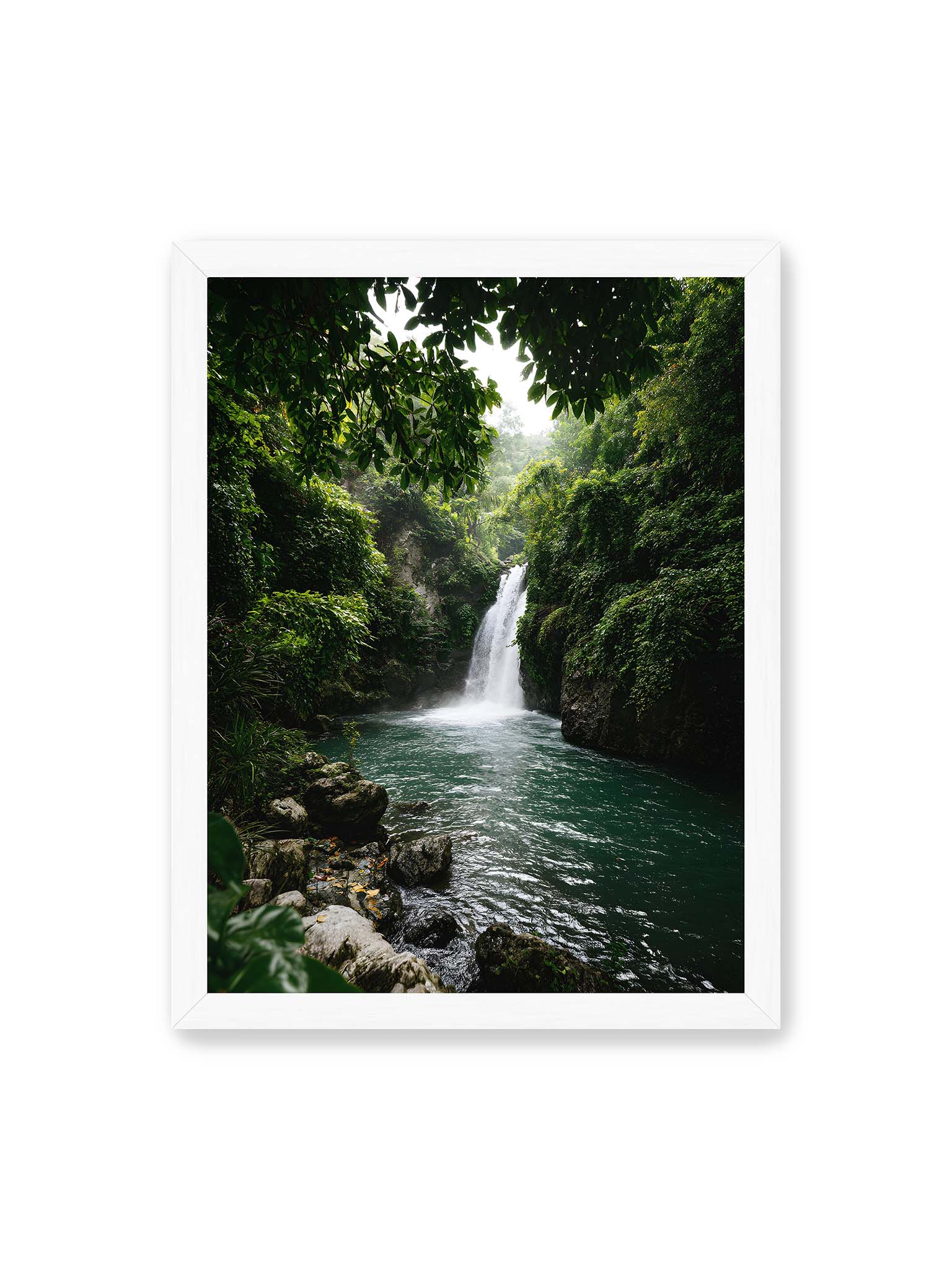 30x40 cm, weißer Rahmen – Tropischer Wasserfall in einem üppigen Dschungel mit klarem Wasser und grüner Vegetation.