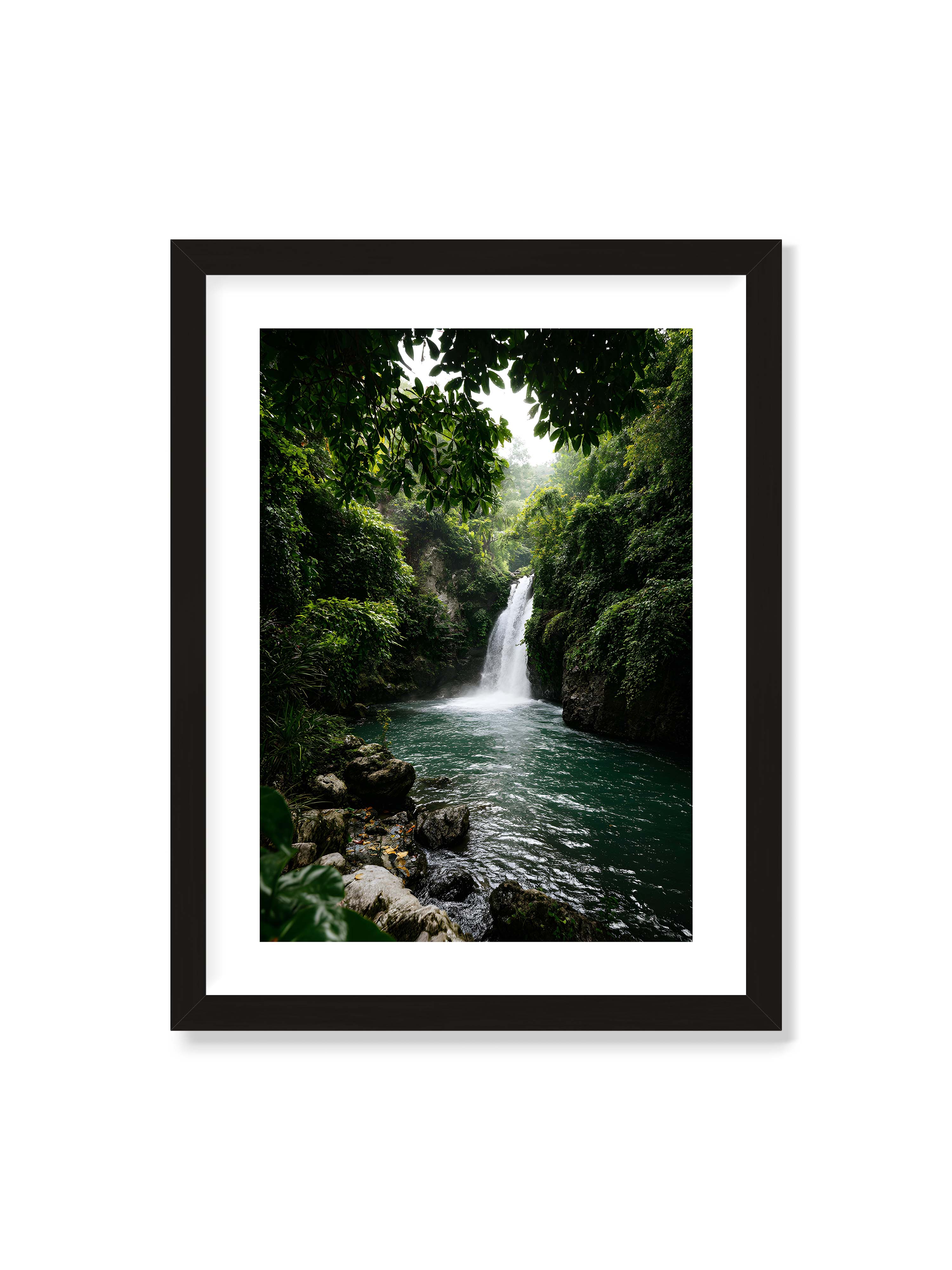 30x40 cm mit weißem Galerie-Rand mit schwarzem Rahmen – Tropischer Wasserfall in einem üppigen Dschungel mit klarem Wasser und grüner Vegetation.