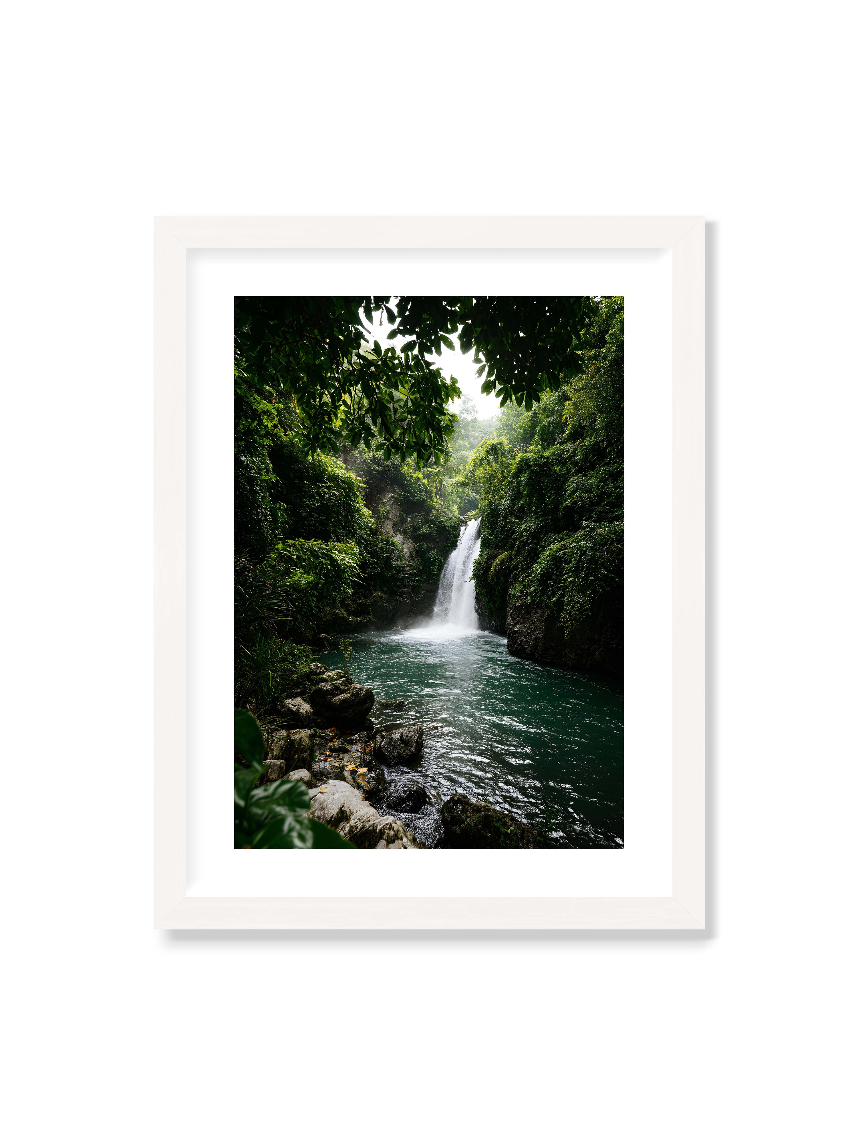 30x40 cm mit weißem Galerie-Rand mit weißem Rahmen – Tropischer Wasserfall in einem üppigen Dschungel mit klarem Wasser und grüner Vegetation.