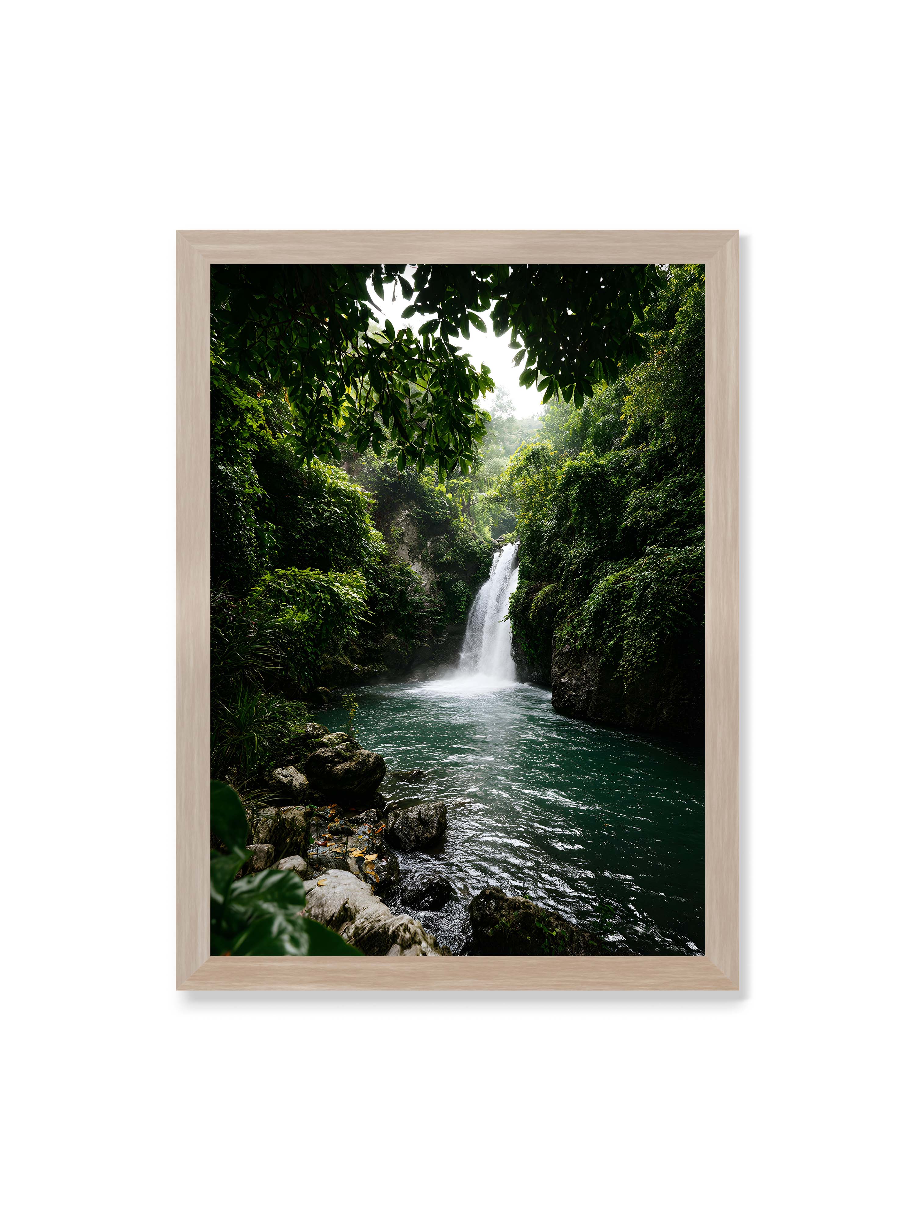 50x70 cm ohne Galerie-Rand im Eichenrahmen – Tropischer Wasserfall in einem üppigen Dschungel mit klarem Wasser und grüner Vegetation.