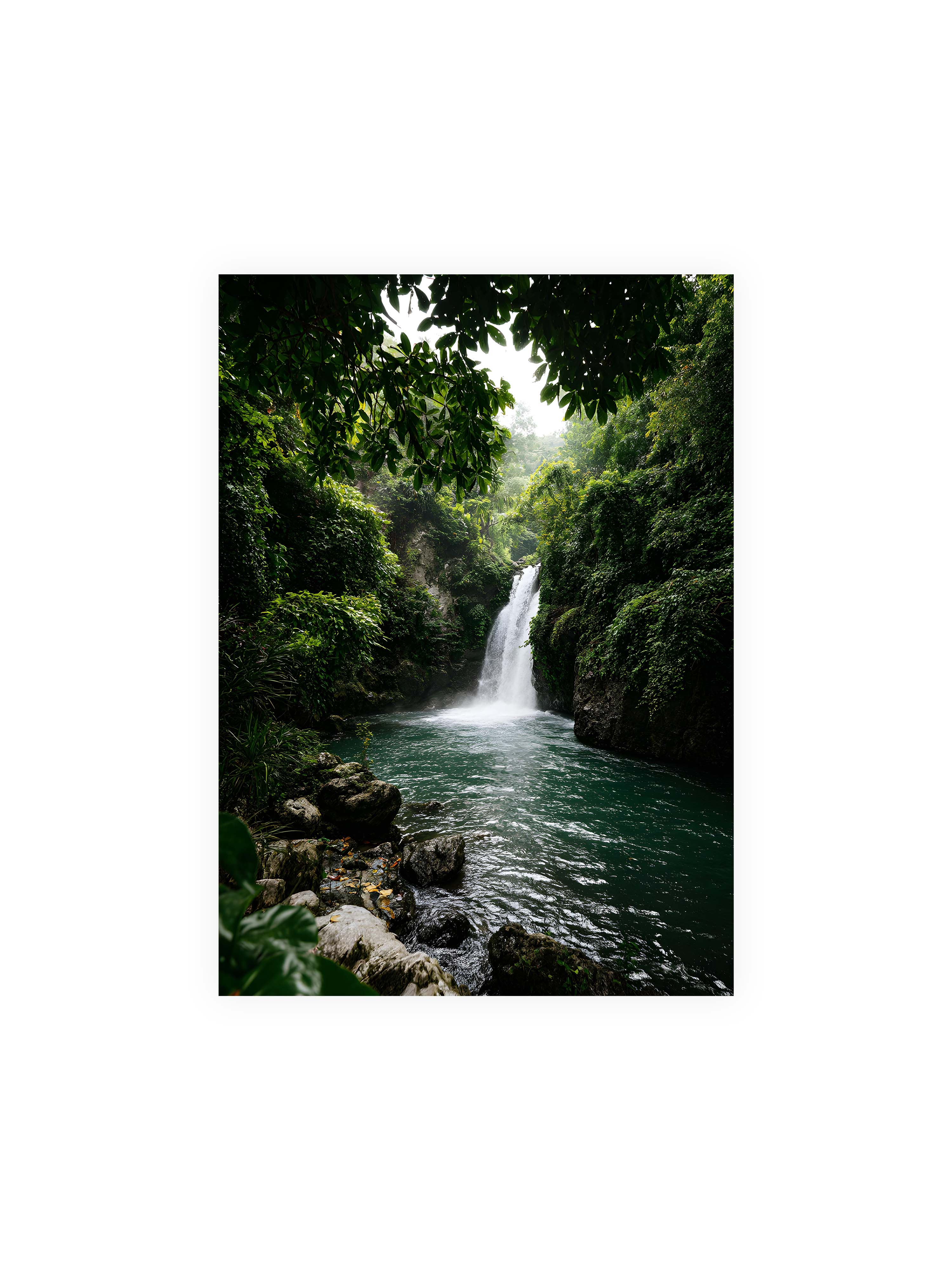 50x70 cm ohne Galerie-Rand ohne Rahmen – Tropischer Wasserfall in einem üppigen Dschungel mit klarem Wasser und grüner Vegetation.