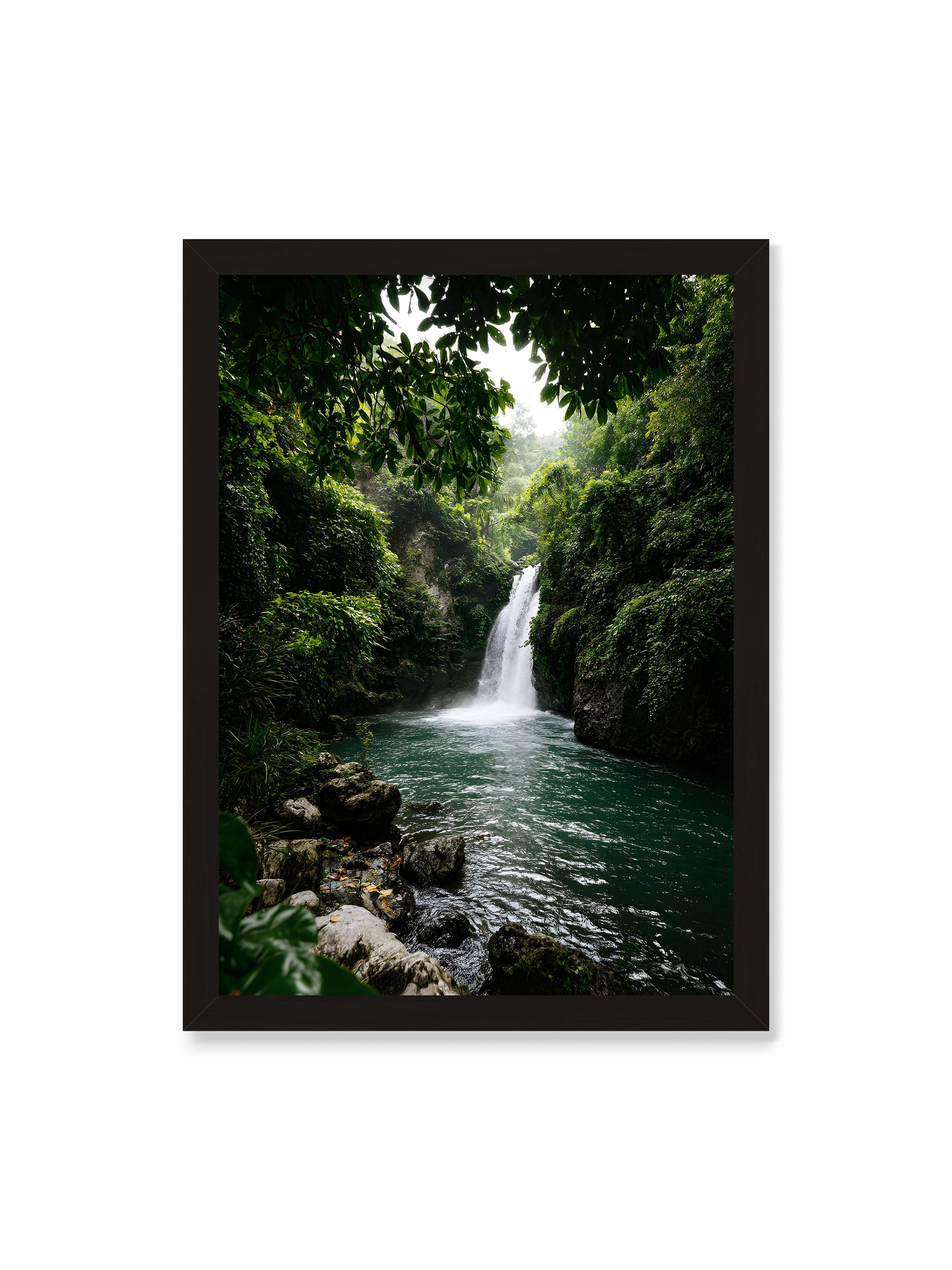 50x70 cm ohne Galerie-Rand mit schwarzem Rahmen – Tropischer Wasserfall in einem üppigen Dschungel mit klarem Wasser und grüner Vegetation.