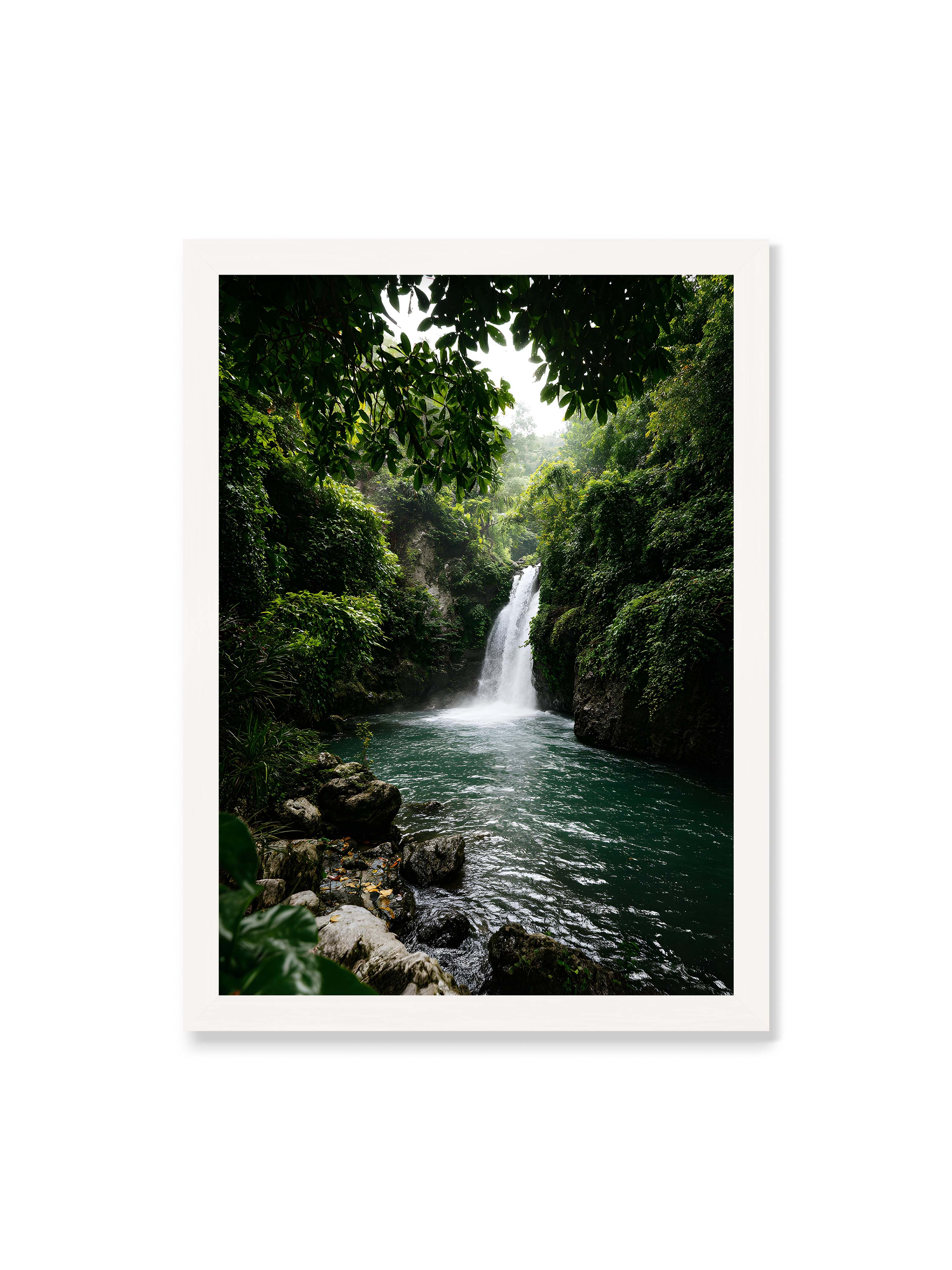 50x70 cm ohne Galerie-Rand mit weißem Rahmen – Tropischer Wasserfall in einem üppigen Dschungel mit klarem Wasser und grüner Vegetation.