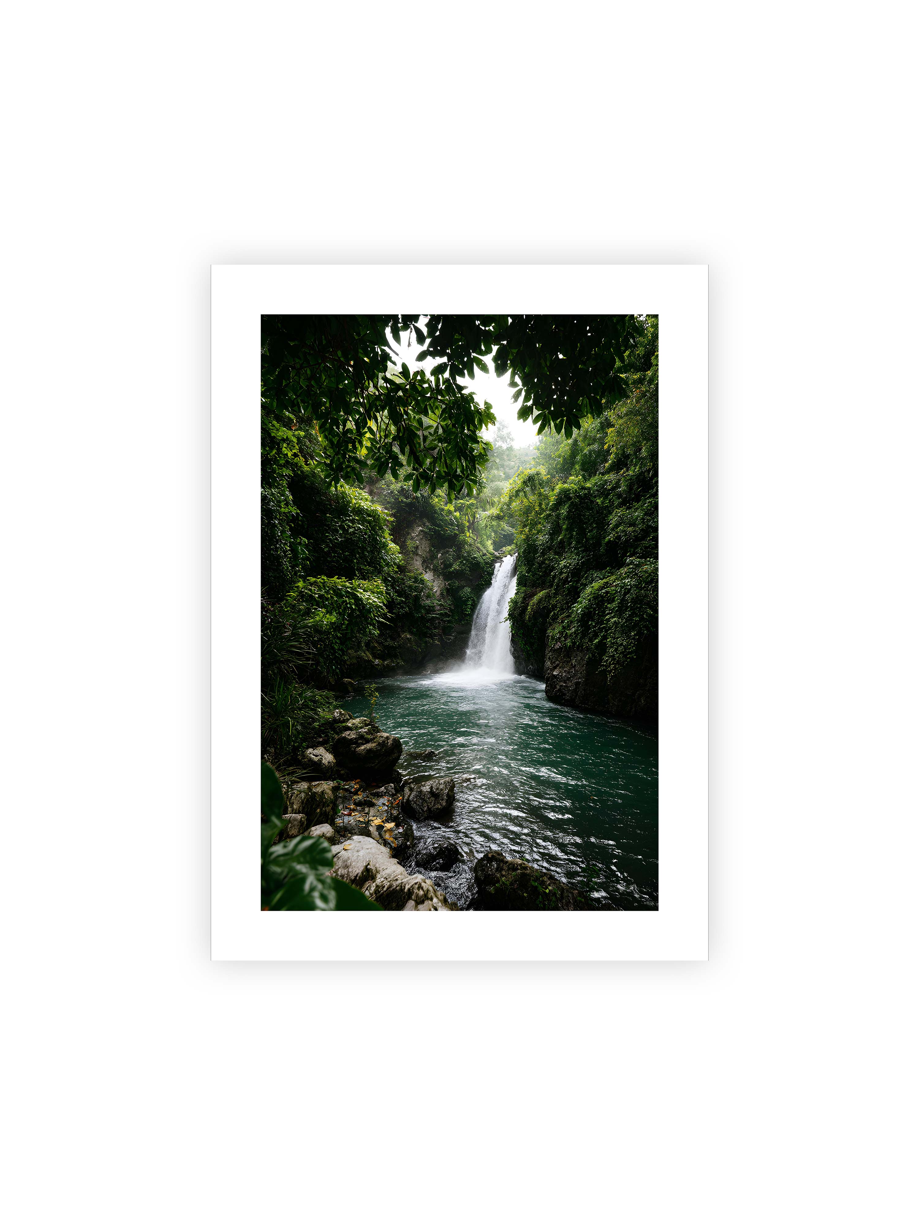 50x70 cm mit weißem Galerie-Rand ohne Rahmen – Tropischer Wasserfall in einem üppigen Dschungel mit klarem Wasser und grüner Vegetation.