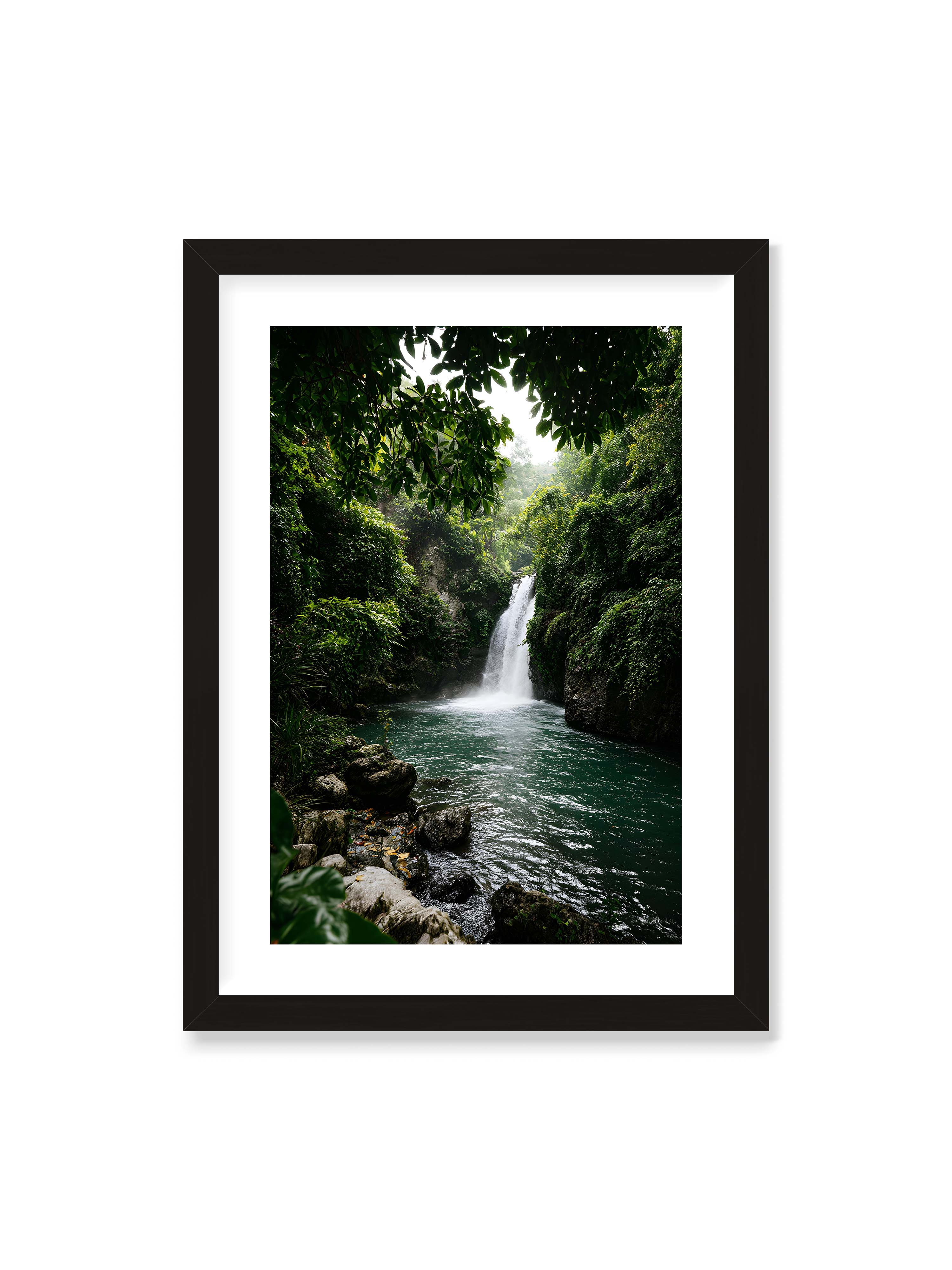 50x70 cm mit weißem Galerie-Rand mit schwarzem Rahmen – Tropischer Wasserfall in einem üppigen Dschungel mit klarem Wasser und grüner Vegetation.