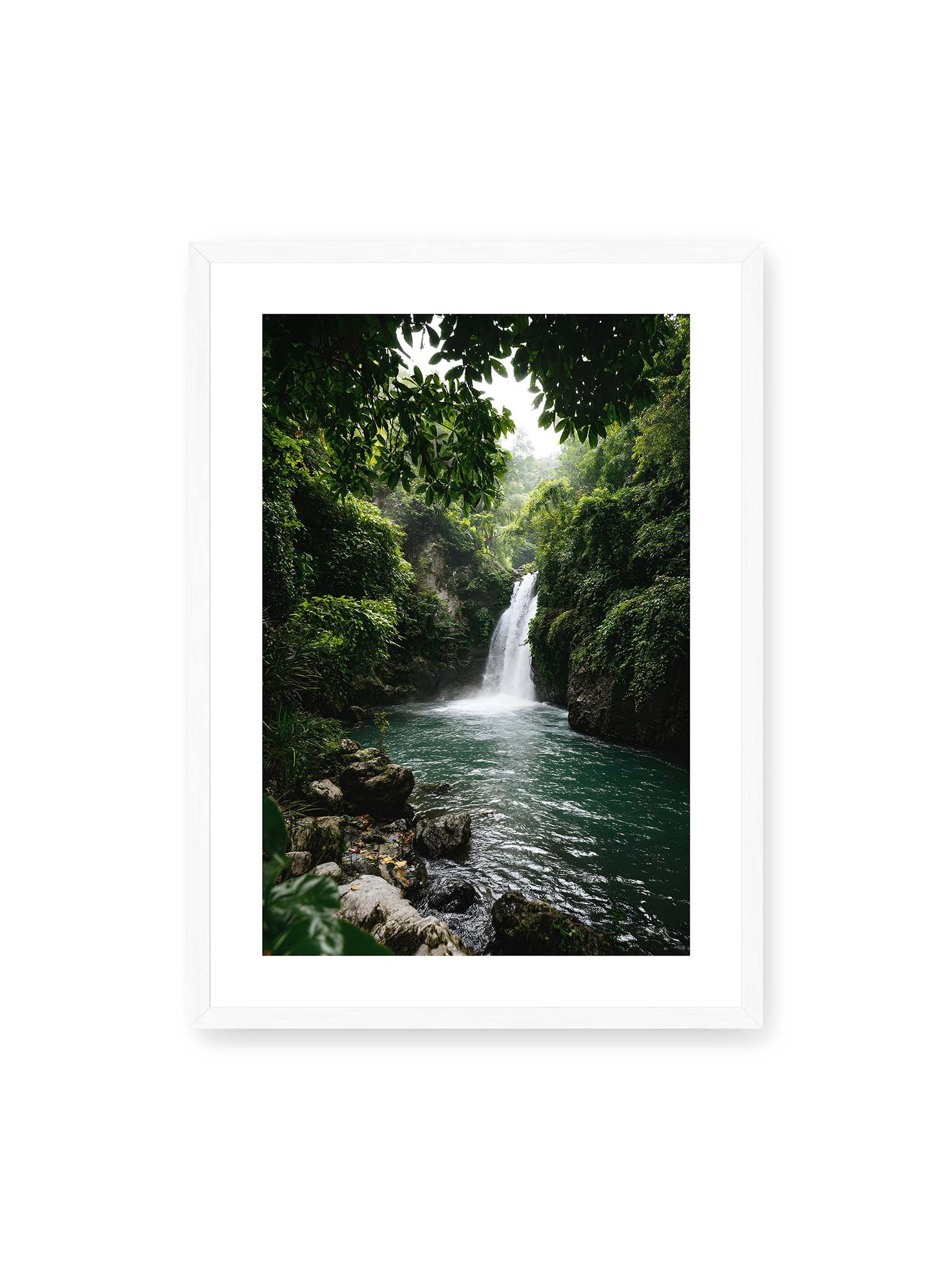50x70 cm, weißer Galerie-Rand, weißer Rahmen – Tropischer Wasserfall in einem üppigen Dschungel mit klarem Wasser und grüner Vegetation.
