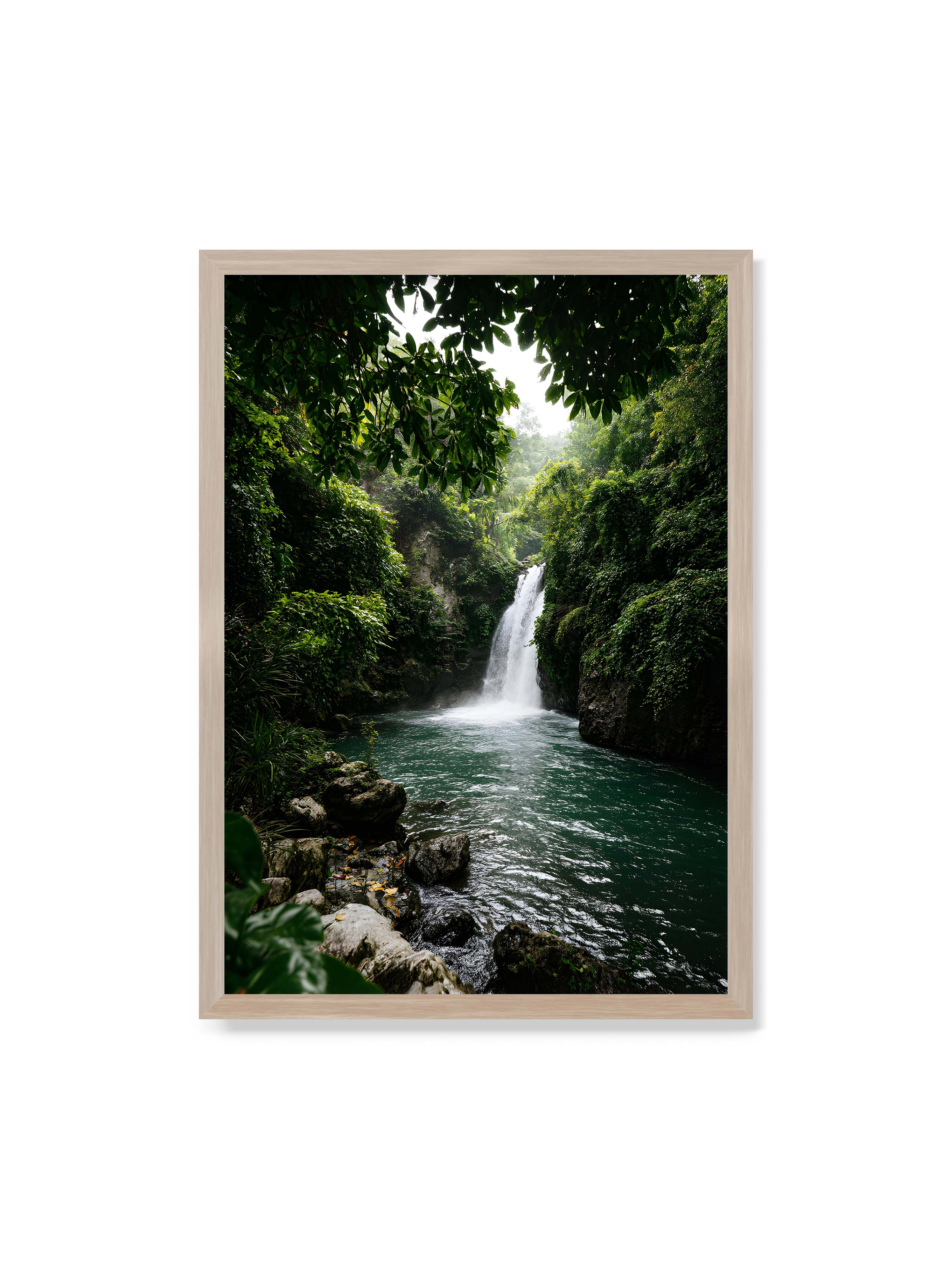 70x100 cm ohne Galerie-Rand im Eichenrahmen – Tropischer Wasserfall in einem üppigen Dschungel mit klarem Wasser und grüner Vegetation.
