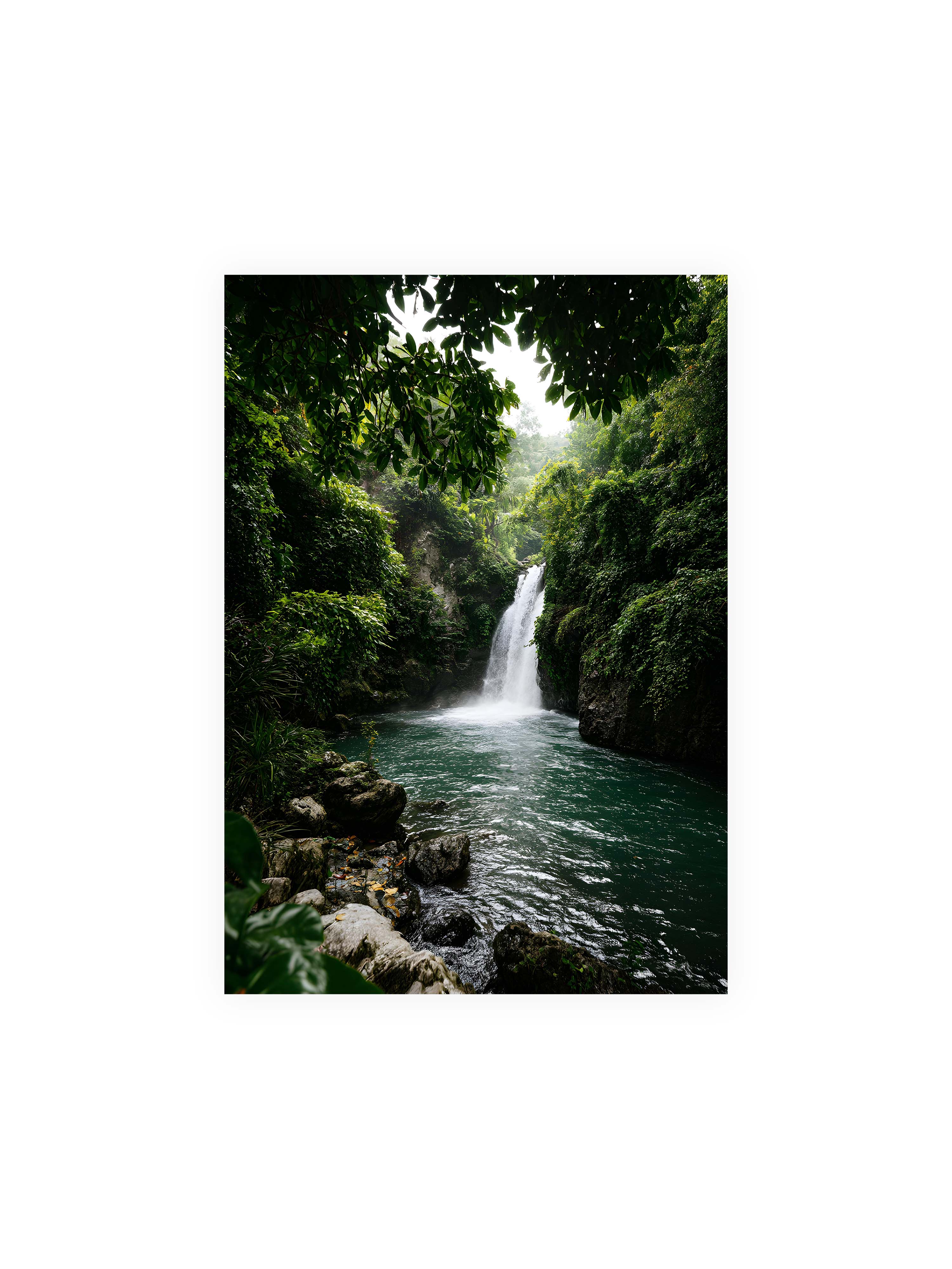 70x100 cm ohne Galerie-Rand ohne Rahmen – Tropischer Wasserfall in einem üppigen Dschungel mit klarem Wasser und grüner Vegetation.