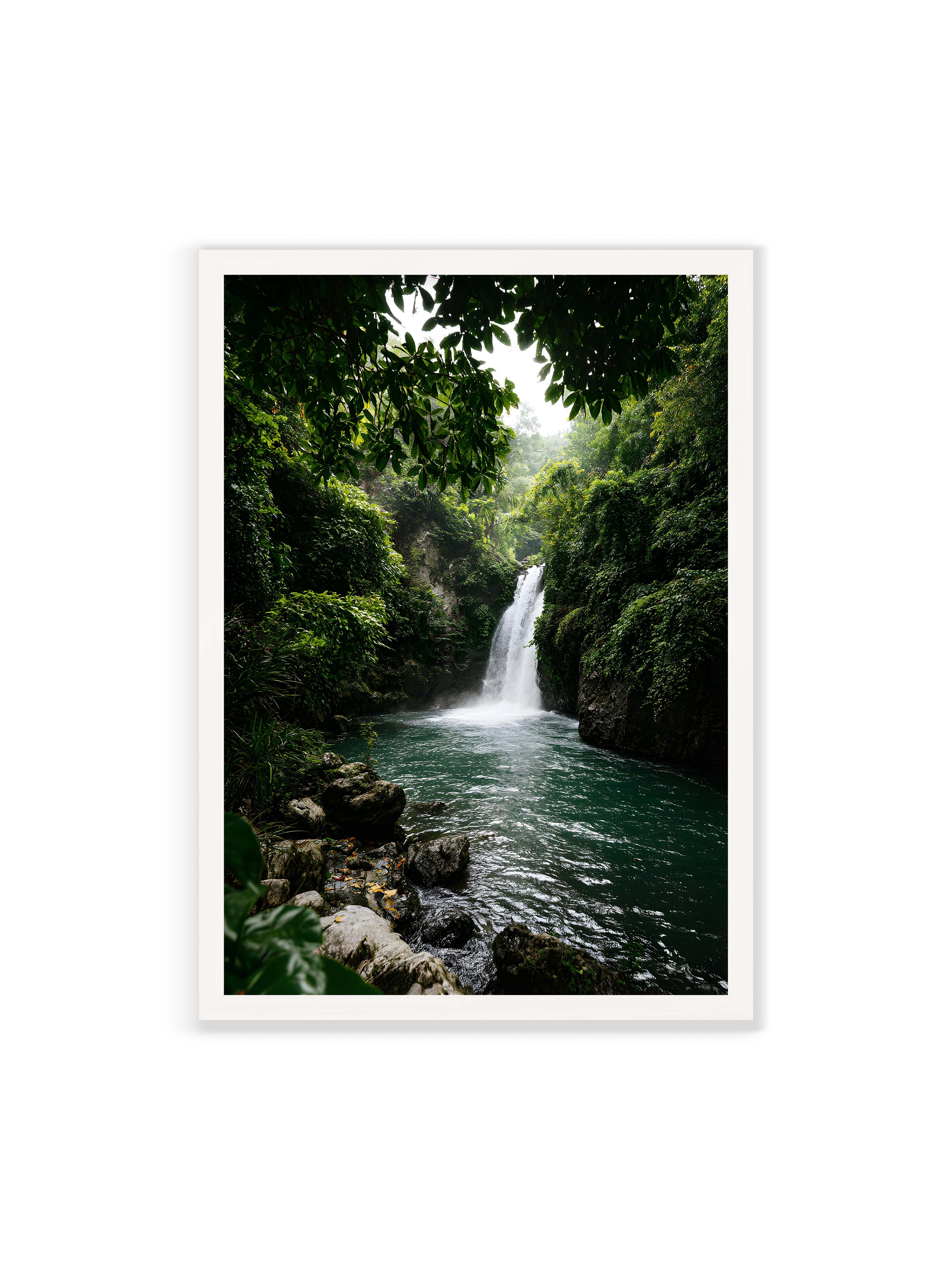 70x100 cm ohne Galerie-Rand mit weißem Rahmen – Tropischer Wasserfall in einem üppigen Dschungel mit klarem Wasser und grüner Vegetation.