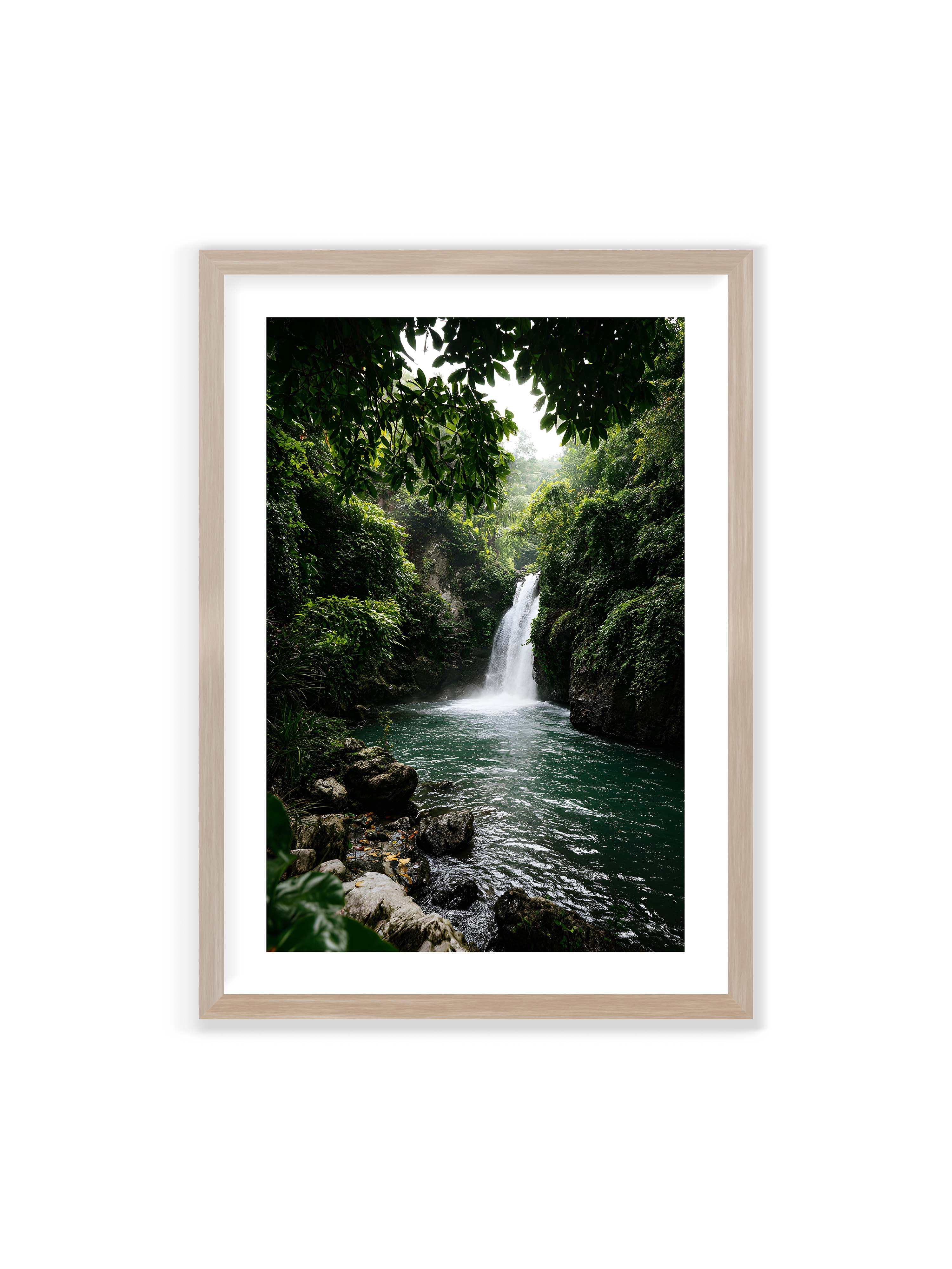 70x100 cm mit weißem Galerie-Rand im Eichenrahmen – Tropischer Wasserfall in einem üppigen Dschungel mit klarem Wasser und grüner Vegetation.
