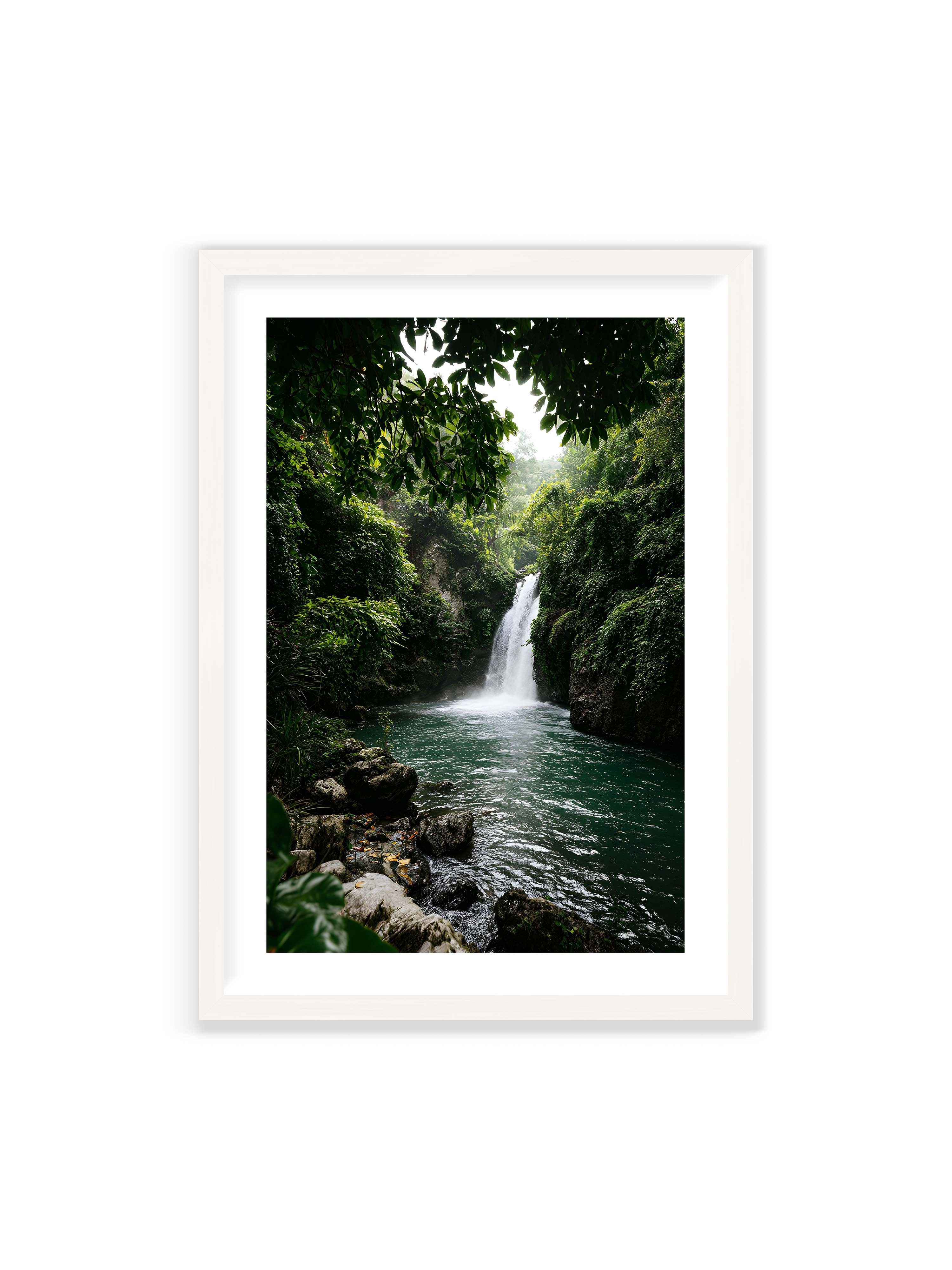 70x100 cm mit weißem Galerie-Rand mit weißem Rahmen – Tropischer Wasserfall in einem üppigen Dschungel mit klarem Wasser und grüner Vegetation.