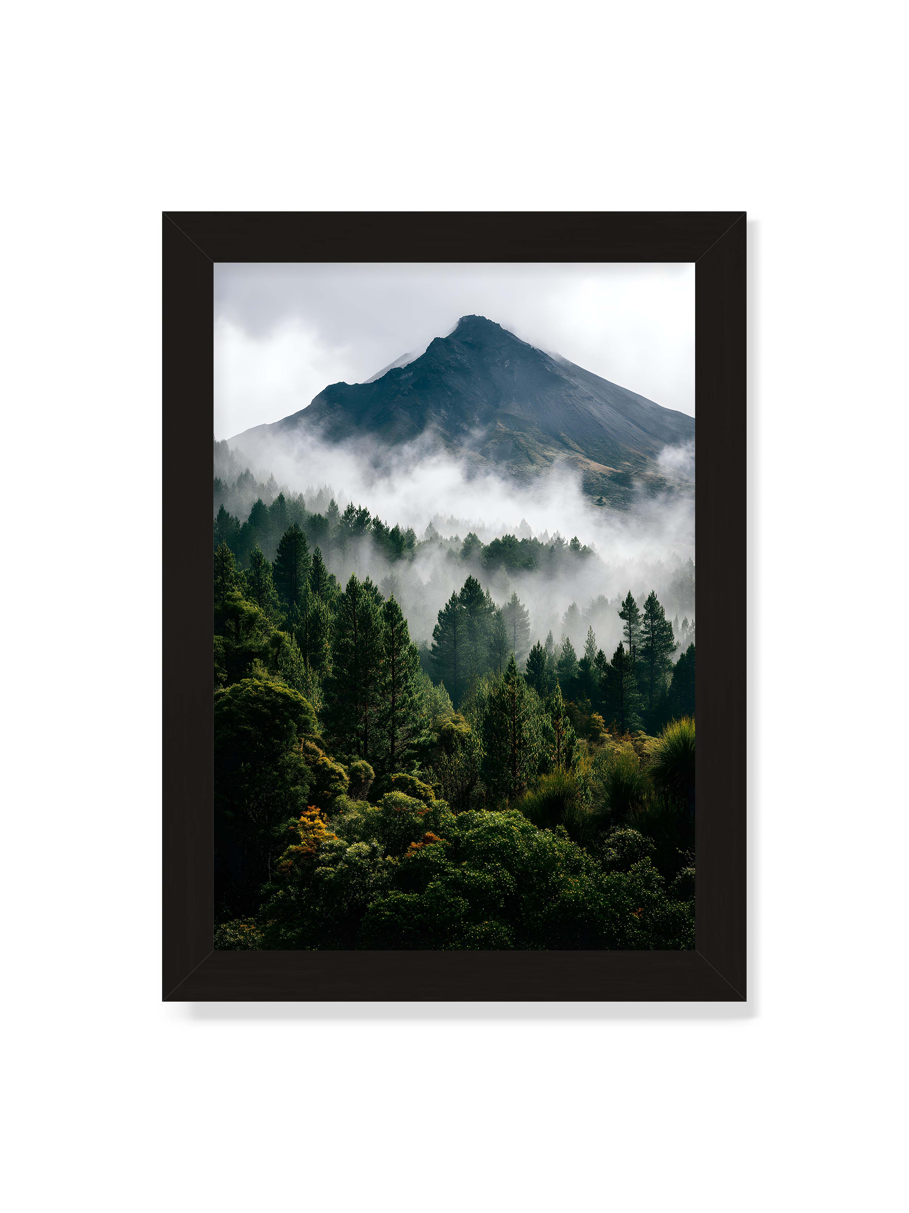 21x30 cm ohne Galerie-Rand mit schwarzem Rahmen – Berggipfel, umhüllt von Nebel, mit dichten Wäldern im Vordergrund.