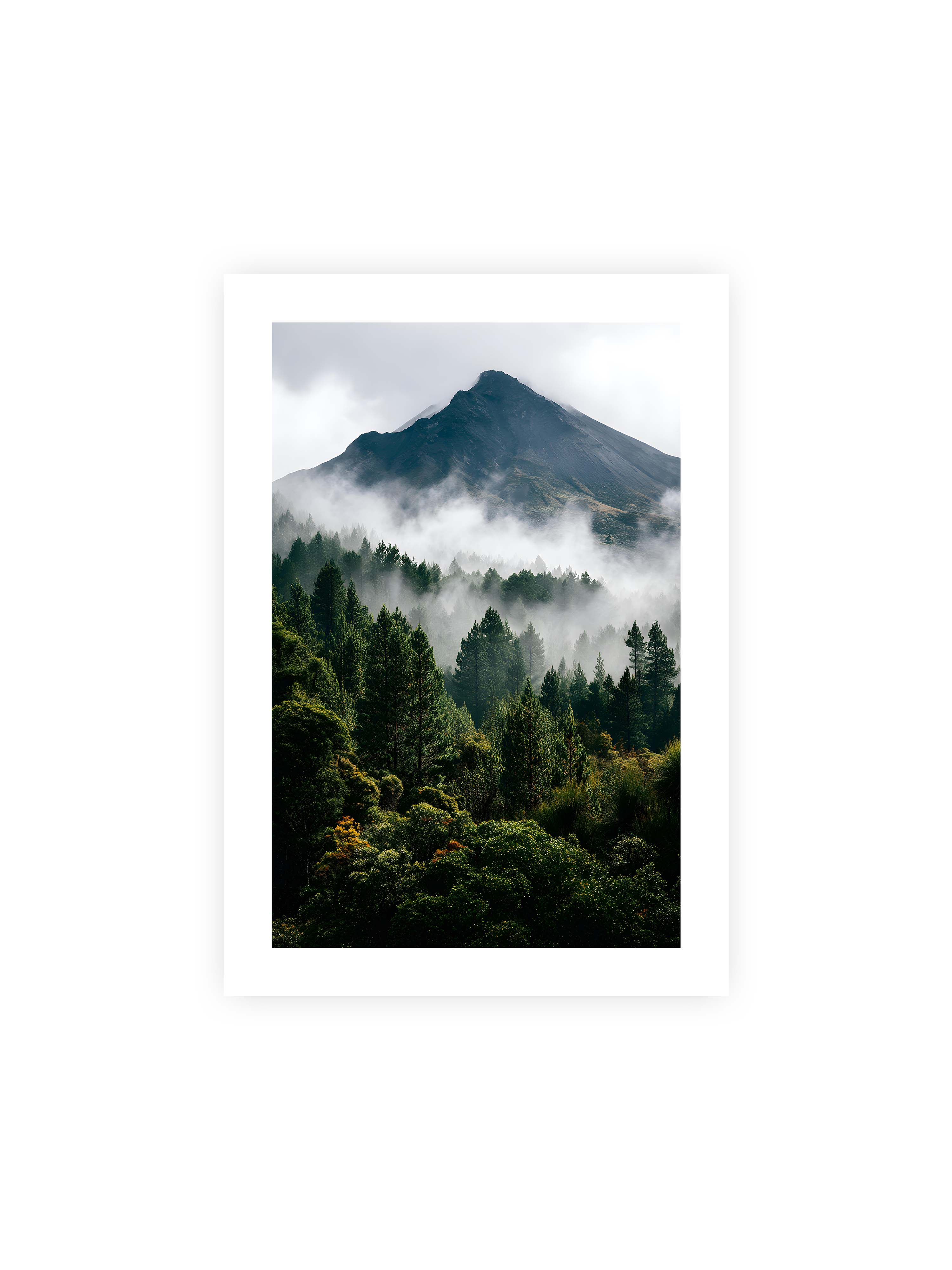 21x30 cm mit weißem Galerie-Rand ohne Rahmen – Berggipfel, umhüllt von Nebel, mit dichten Wäldern im Vordergrund.