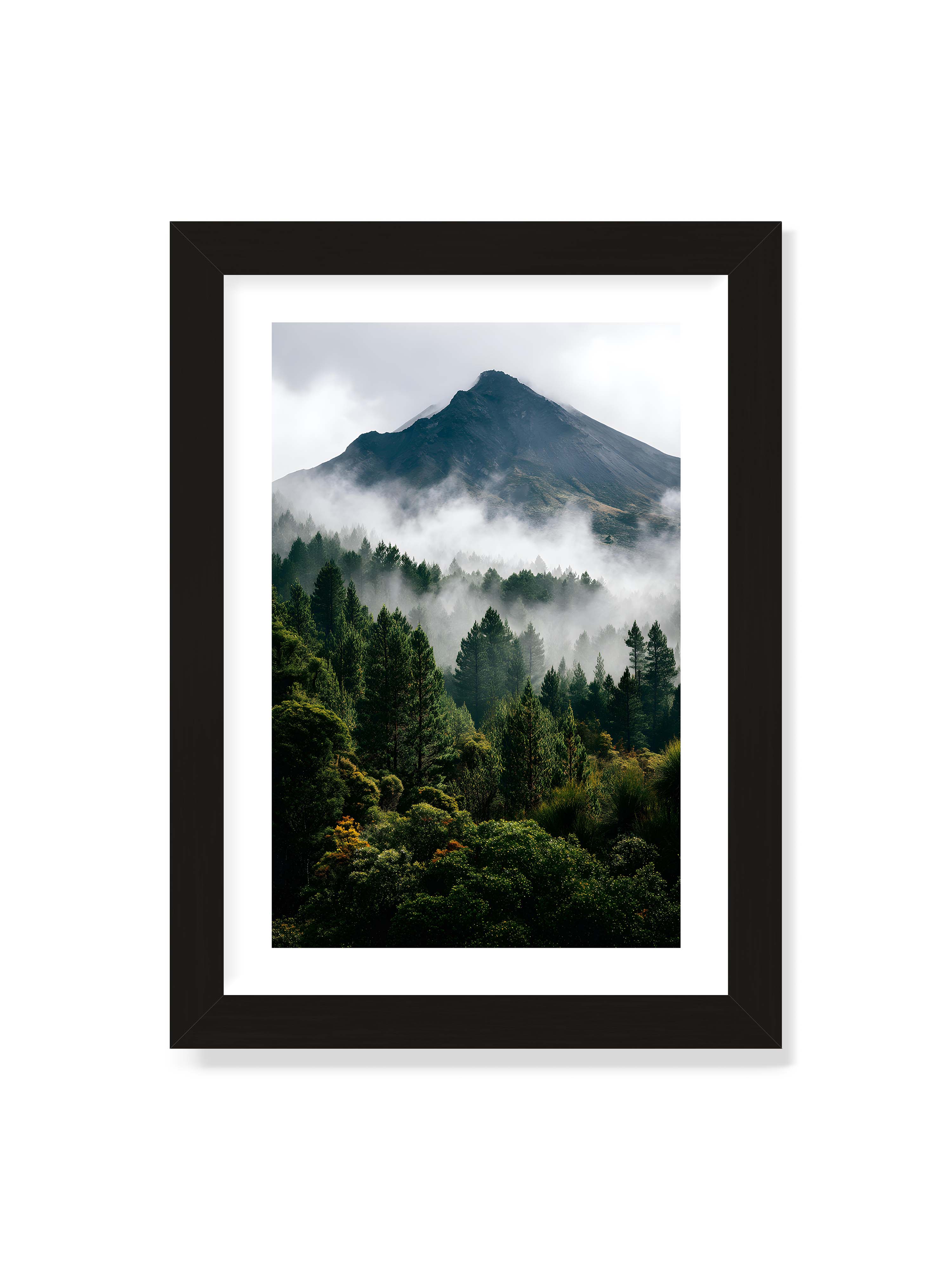 21x30 cm mit weißem Galerie-Rand mit schwarzem Rahmen – Berggipfel, umhüllt von Nebel, mit dichten Wäldern im Vordergrund.