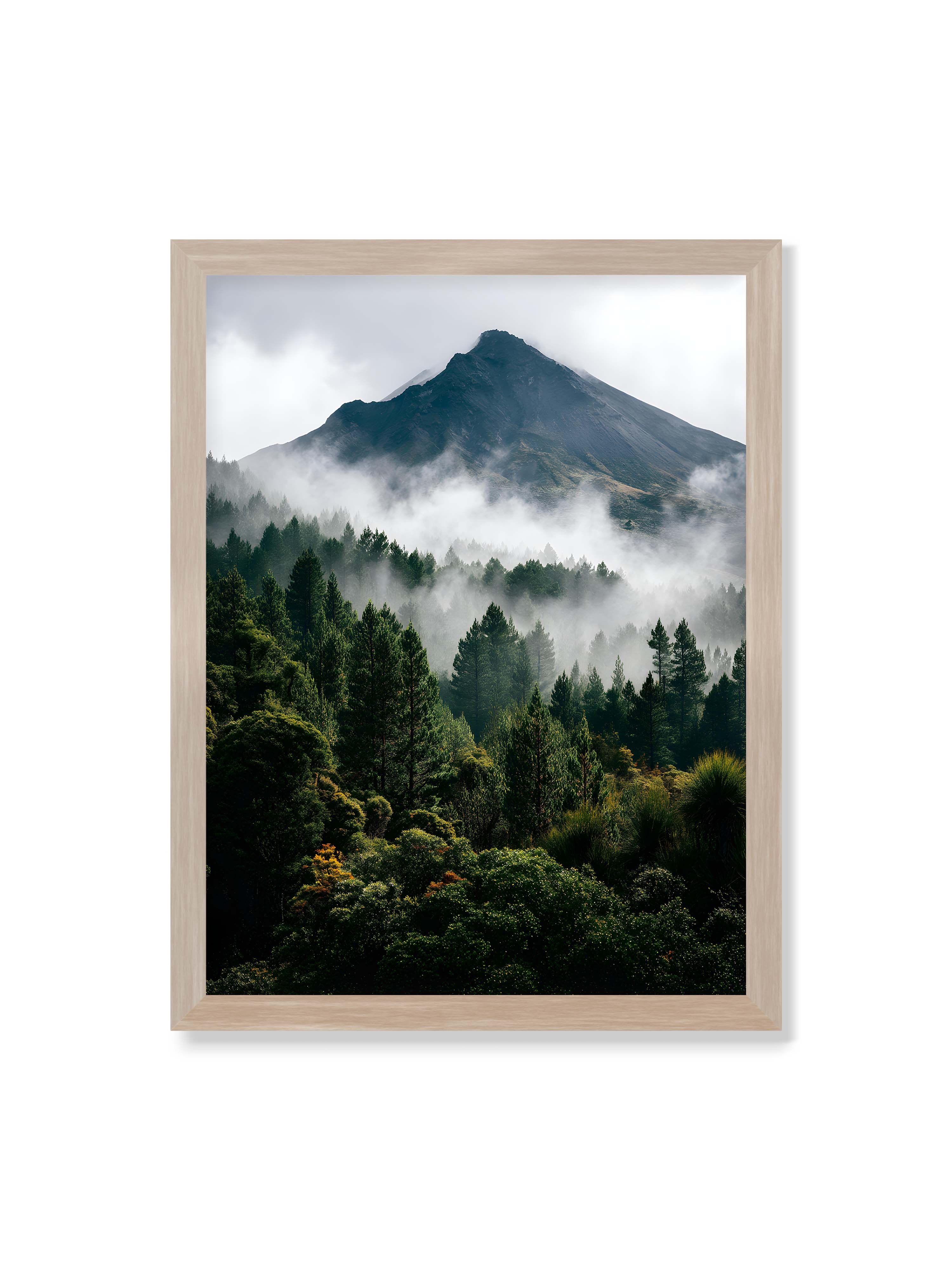 30x40 cm ohne Galerie-Rand im Eichenrahmen – Berggipfel, umhüllt von Nebel, mit dichten Wäldern im Vordergrund.