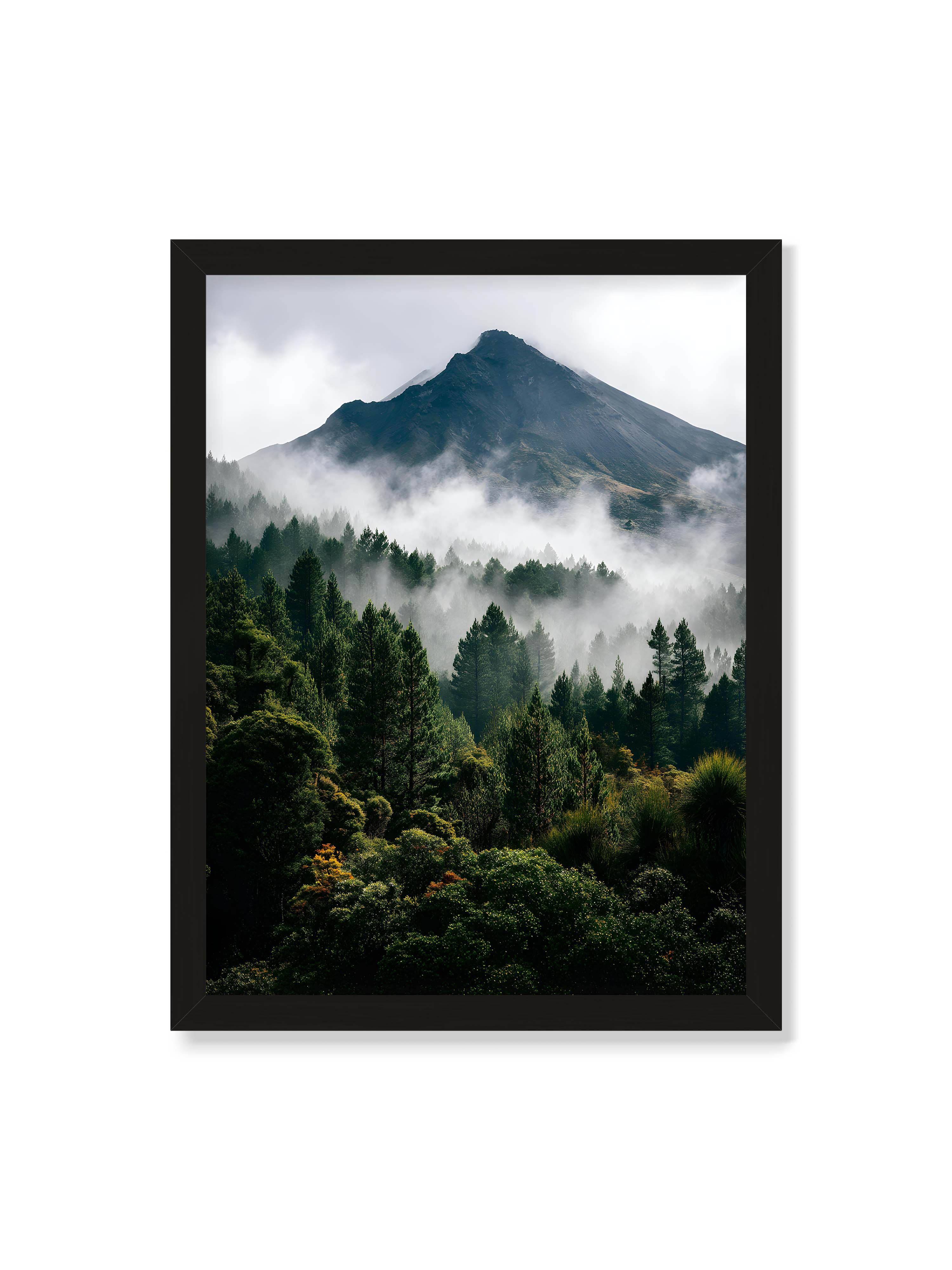 30x40 cm ohne Galerie-Rand mit schwarzem Rahmen – Berggipfel, umhüllt von Nebel, mit dichten Wäldern im Vordergrund.