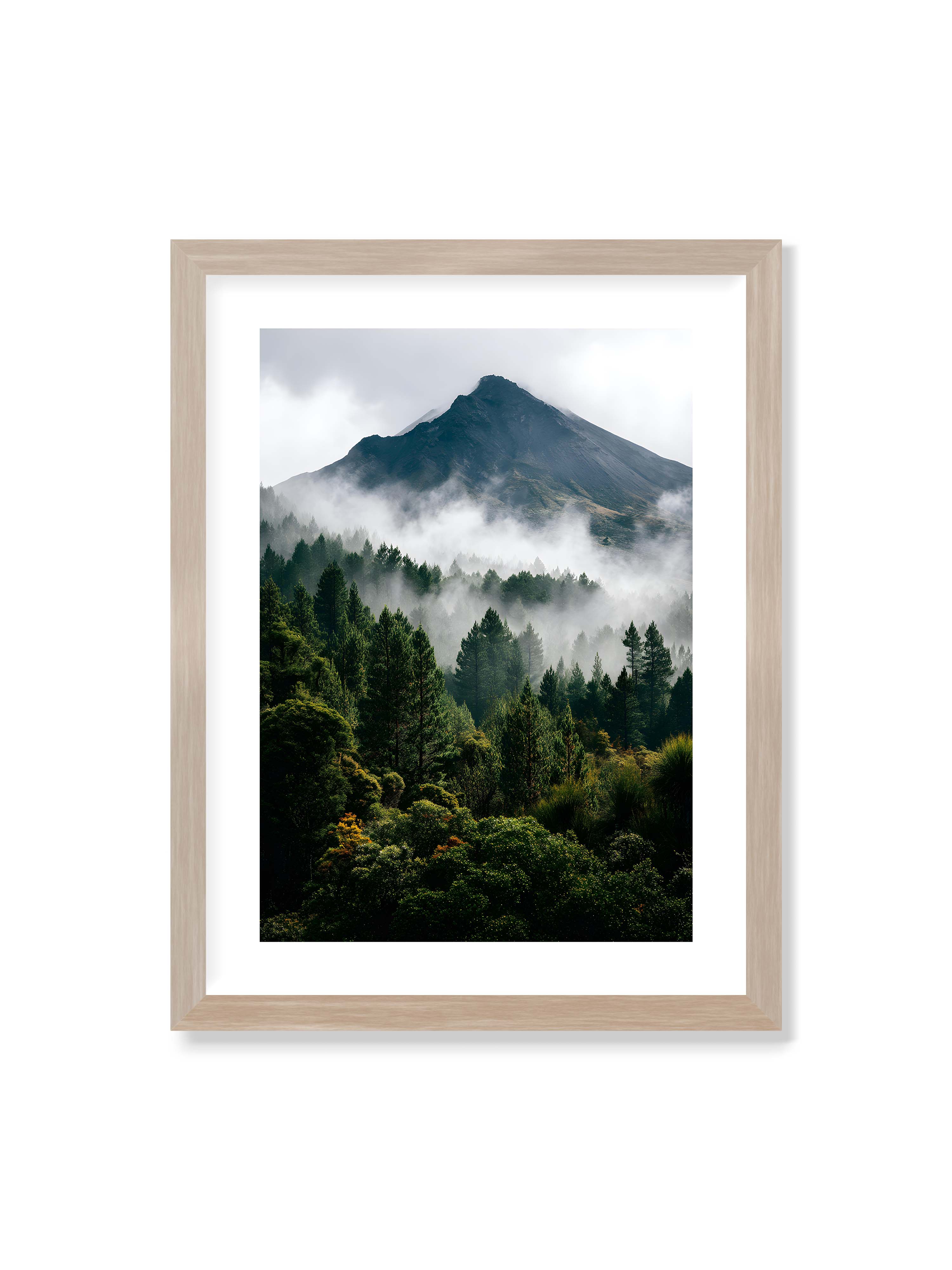 30x40 cm mit weißem Galerie-Rand im Eichenrahmen – Berggipfel, umhüllt von Nebel, mit dichten Wäldern im Vordergrund.