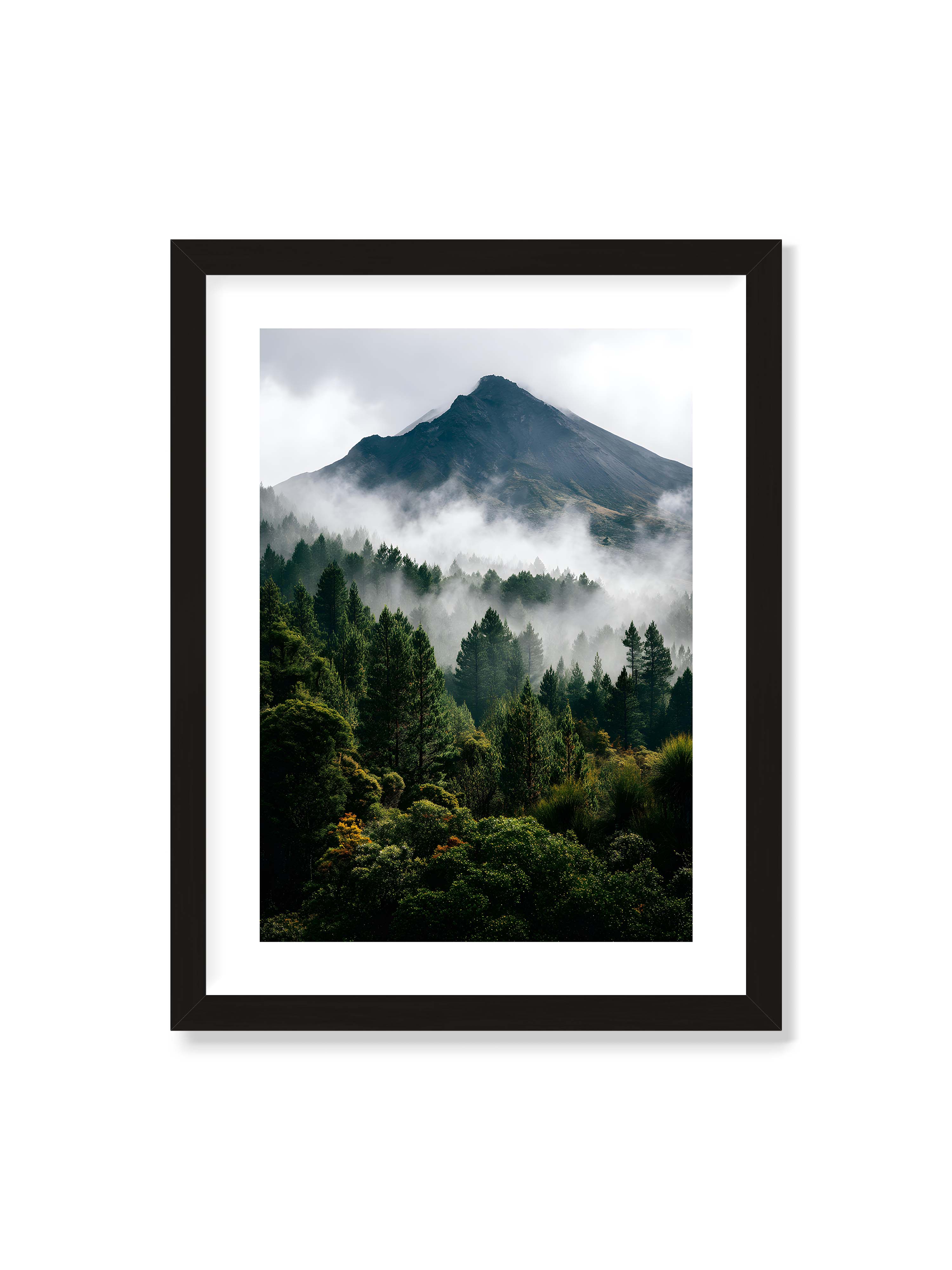 30x40 cm mit weißem Galerie-Rand mit schwarzem Rahmen – Berggipfel, umhüllt von Nebel, mit dichten Wäldern im Vordergrund.