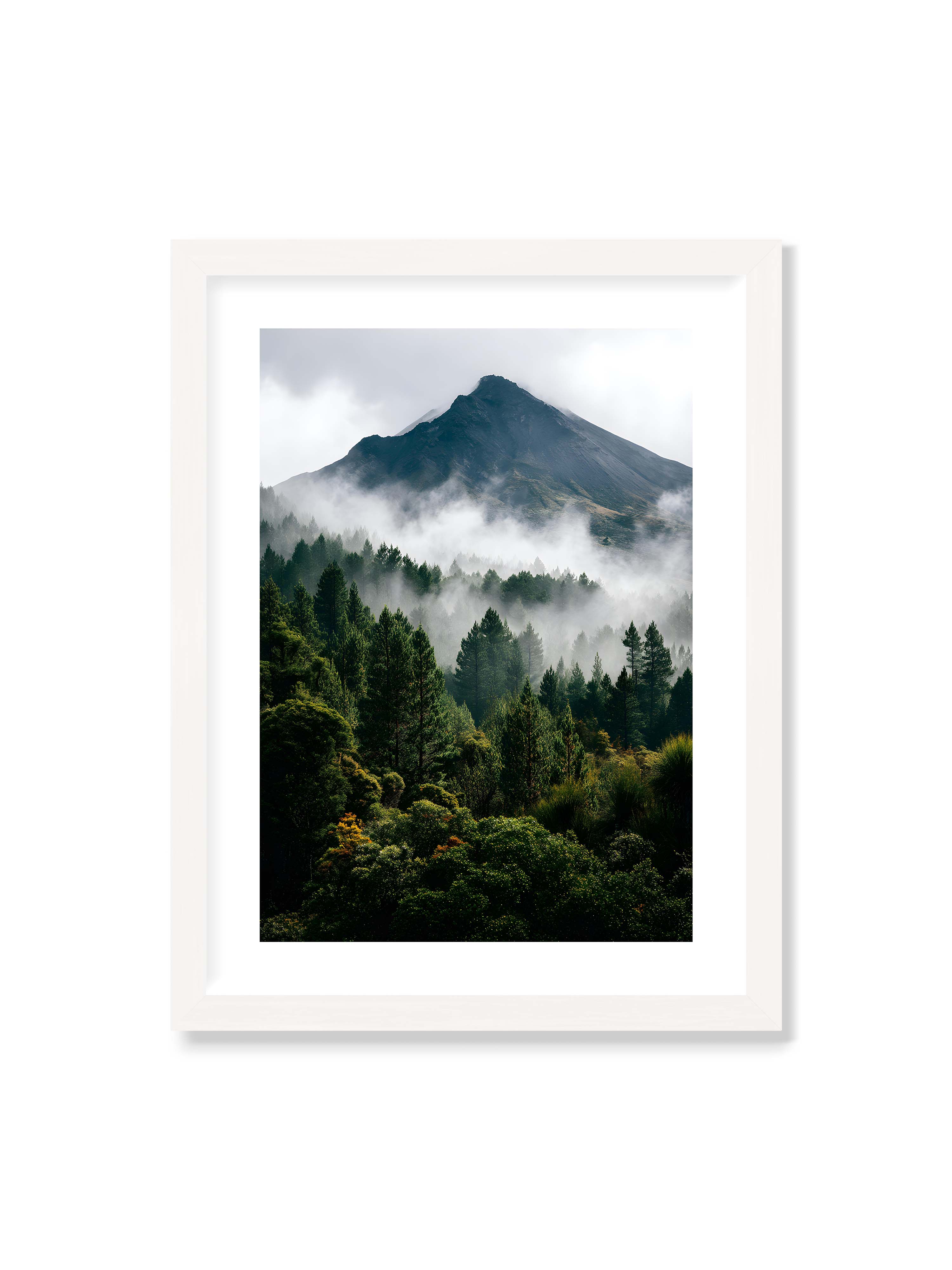 30x40 cm mit weißem Galerie-Rand mit weißem Rahmen – Berggipfel, umhüllt von Nebel, mit dichten Wäldern im Vordergrund.