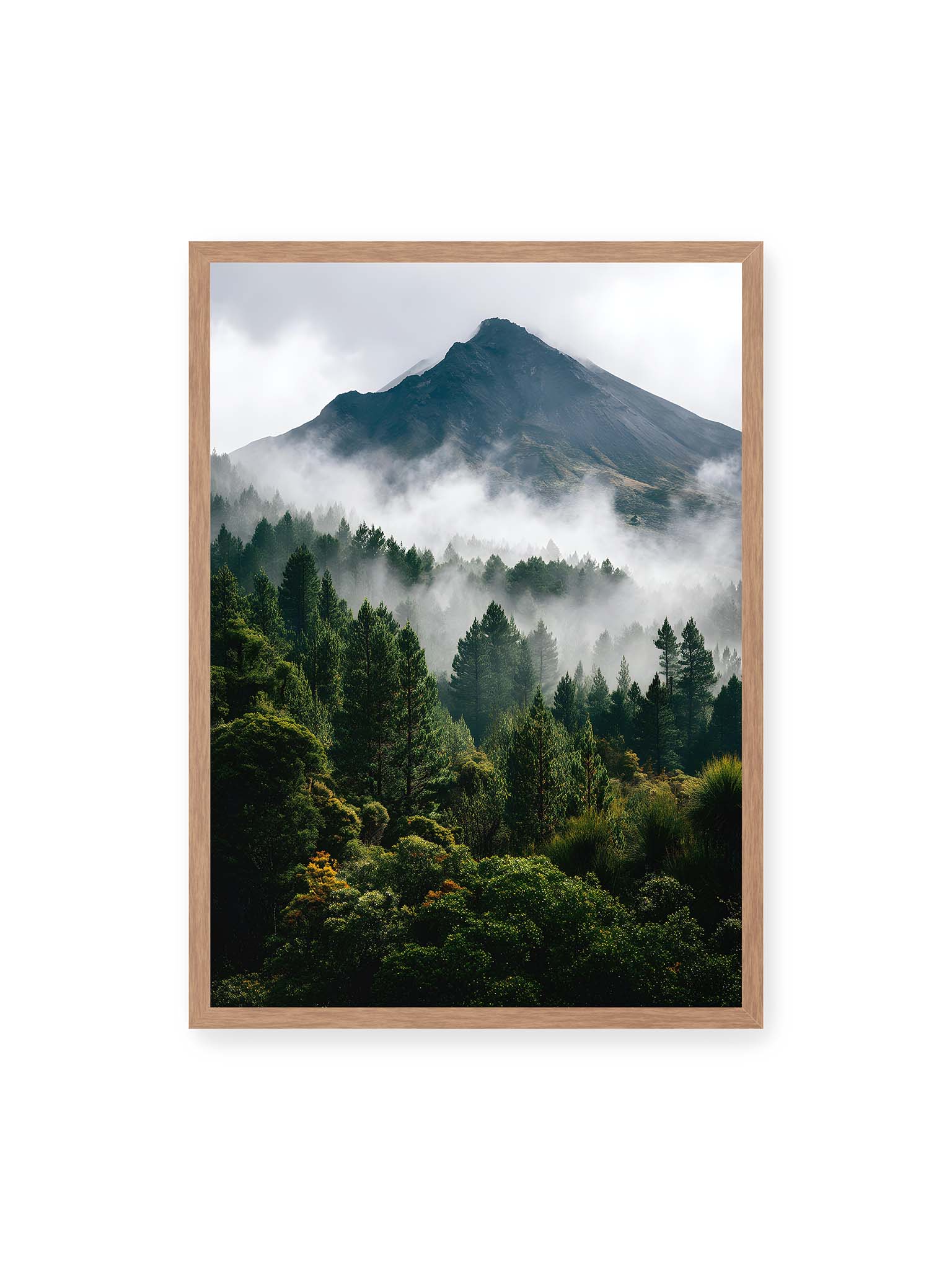 50x70 cm, Eichenrahmen – Berggipfel, umhüllt von Nebel, mit dichten Wäldern im Vordergrund.