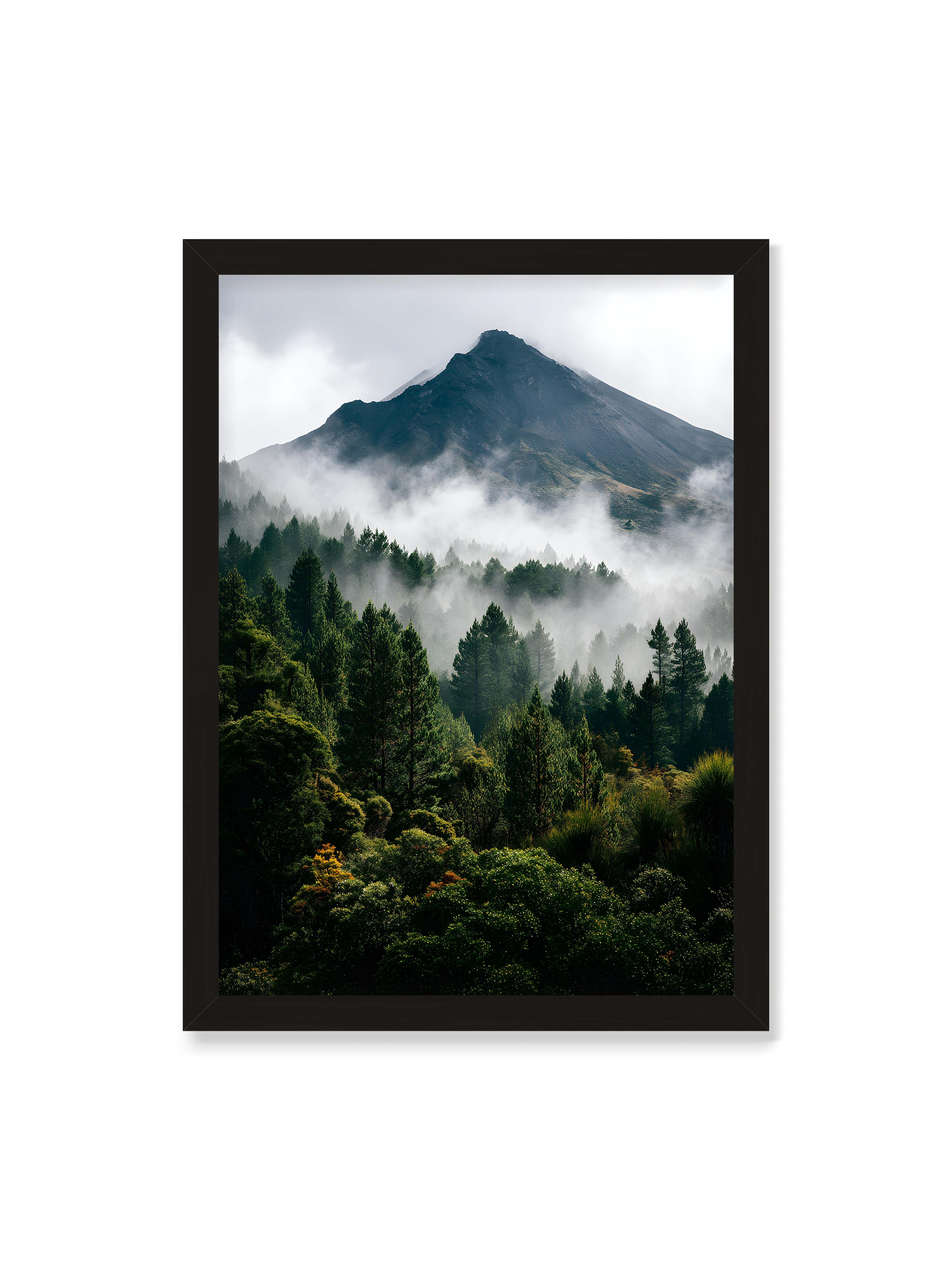 50x70 cm ohne Galerie-Rand mit schwarzem Rahmen – Berggipfel, umhüllt von Nebel, mit dichten Wäldern im Vordergrund.