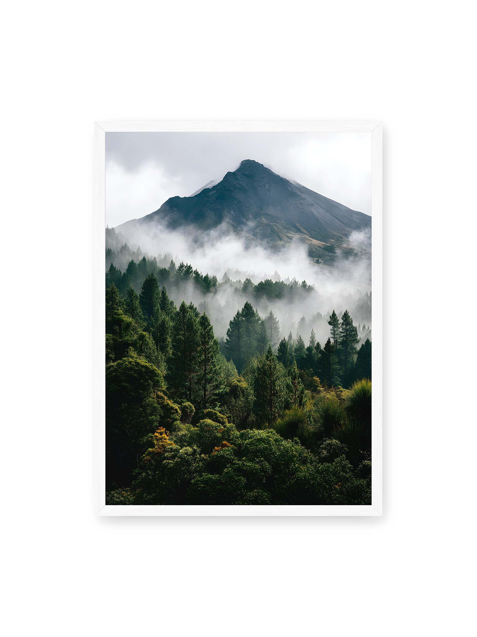 50x70 cm, weißer Rahmen – Berggipfel, umhüllt von Nebel, mit dichten Wäldern im Vordergrund.